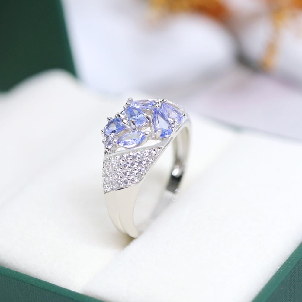 Элегантный легкий роскошный дизайн. Кольцо из серебра 925 пробы с натуральным танзанитом. Благородный драгоценный камень. Драгоценный подарок для влюбленных.