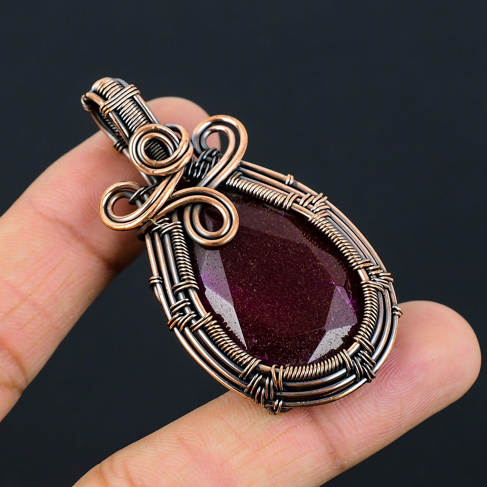 Созданный в лаборатории рубиновый драгоценный камень из чистой медной проволоки, обернутый ювелирными изделиями ручной работы