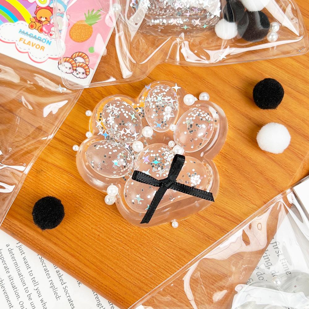 Мутные прозрачные кошачьи когти, сжимающие веселую медленную декомпрессию, детская игрушка