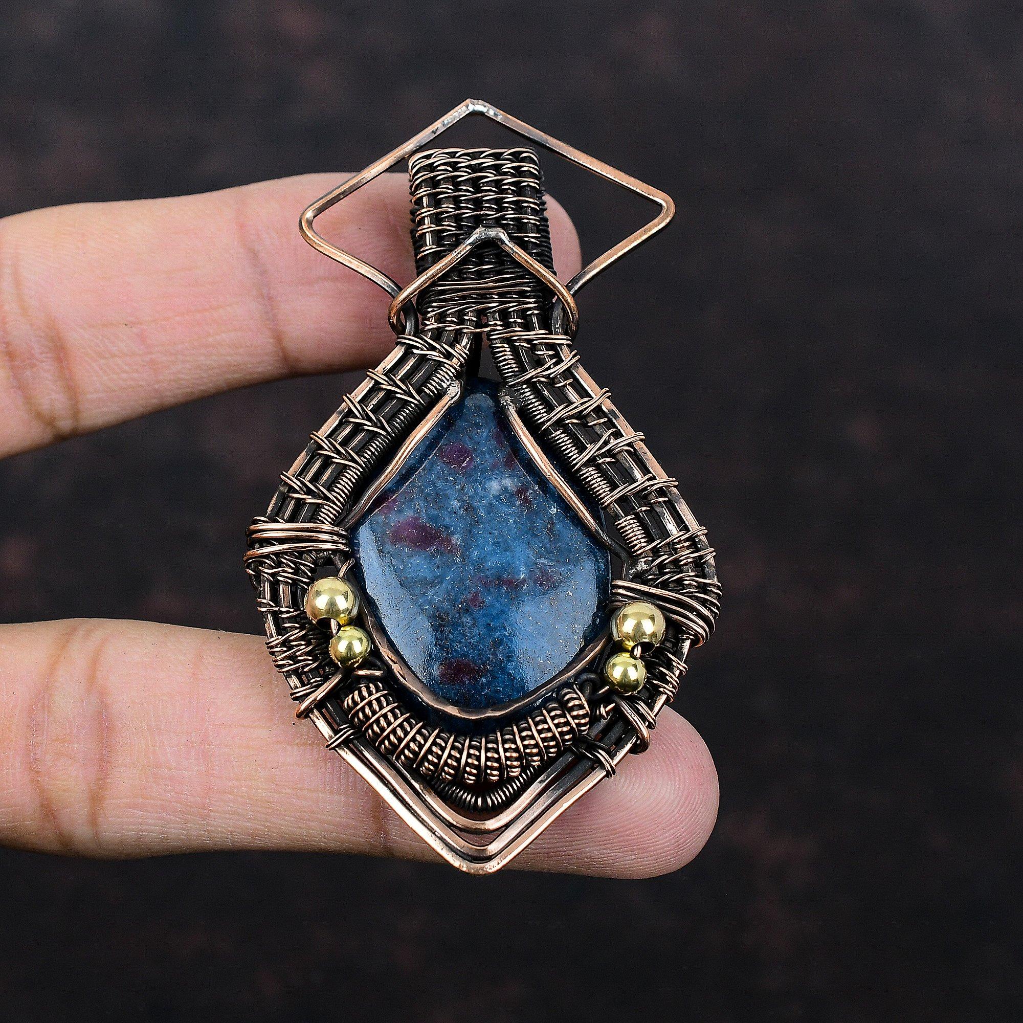 Подвеска из рубина в синем кианите, подвеска из медной проволоки, ювелирное изделие ручной работы, подвеска из драгоценного камня, медное ювелирное изделие, подарок для него, уникальный дизайнерский кулон
