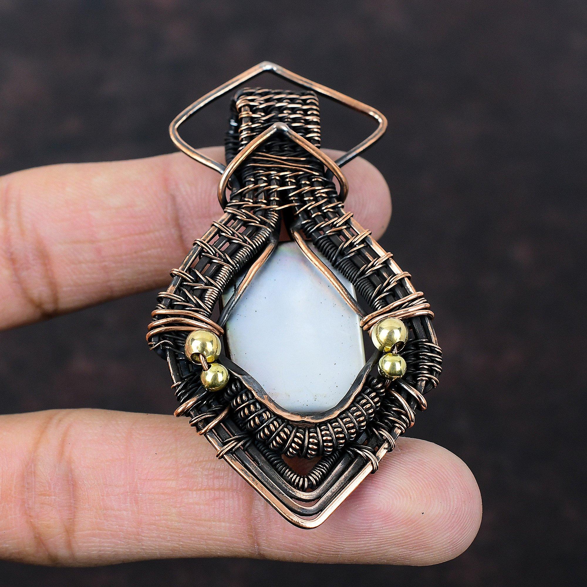 Кулон из перламутра, кулон, обернутый медной проволокой, кулон ручной работы, медные украшения, дизайнерский кулон, украшения в технике wire wrap, кулон с настоящим драгоценным камнем