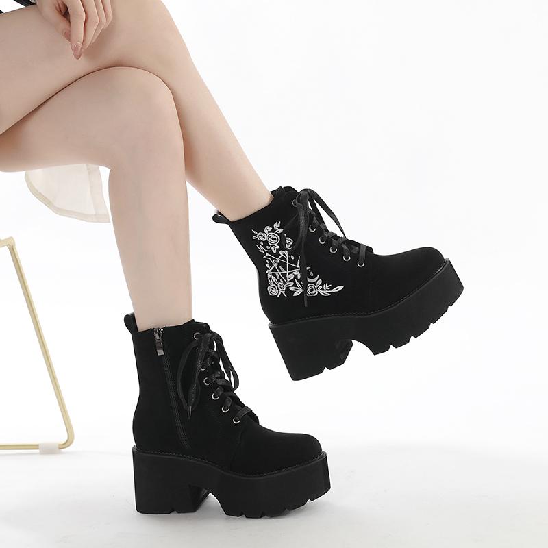 Модные ботинки на платформе с цветочным принтом и звездами, женская замшевая кожаная обувь в стиле панк на массивном каблуке, готическая обувь для ночного клуба, шнуровка на молнии сзади