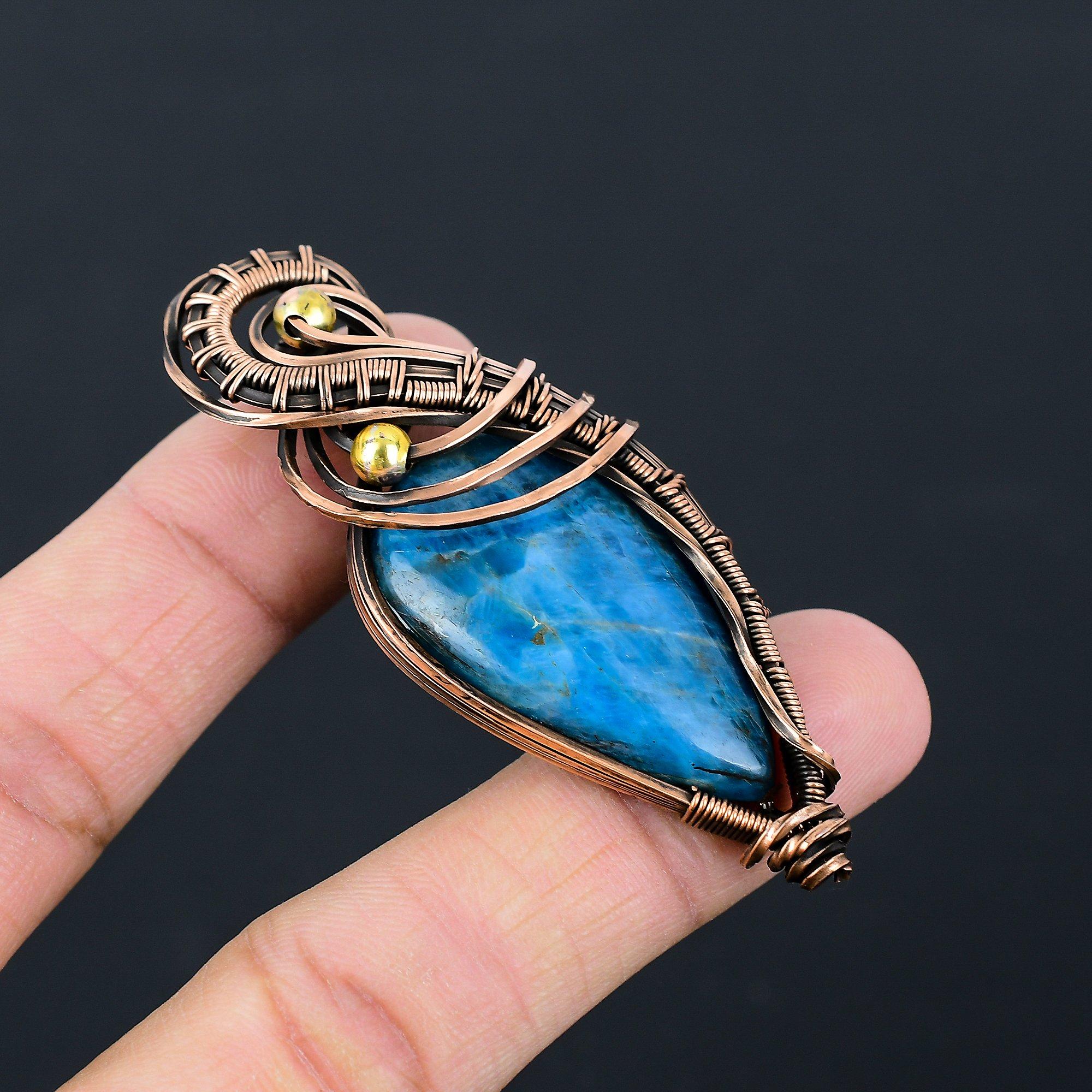 Привлекательный неоновый синий апатитовый драгоценный камень Чистая медная проволока, обернутая ювелирным кулоном ручной работы