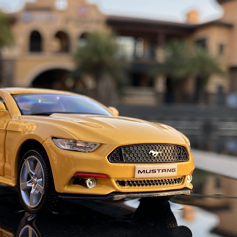 Ford Mustang GT 2015 Симуляция суперкара Литые и игрушечные транспортные средства Инерционный механизм и открывающиеся двери RMZ city 1:36 Коллекционная модель автомобиля из сплава