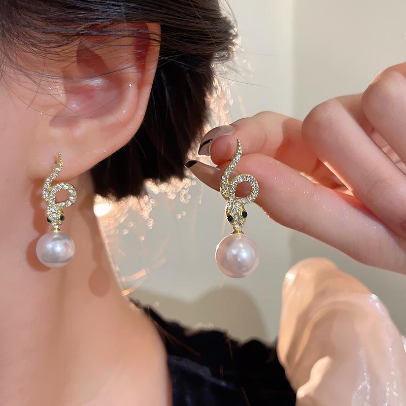 Легкие роскошные усовершенствованные ощущения супер сверкающие серьги в форме змеи с имитацией жемчуга для женщин