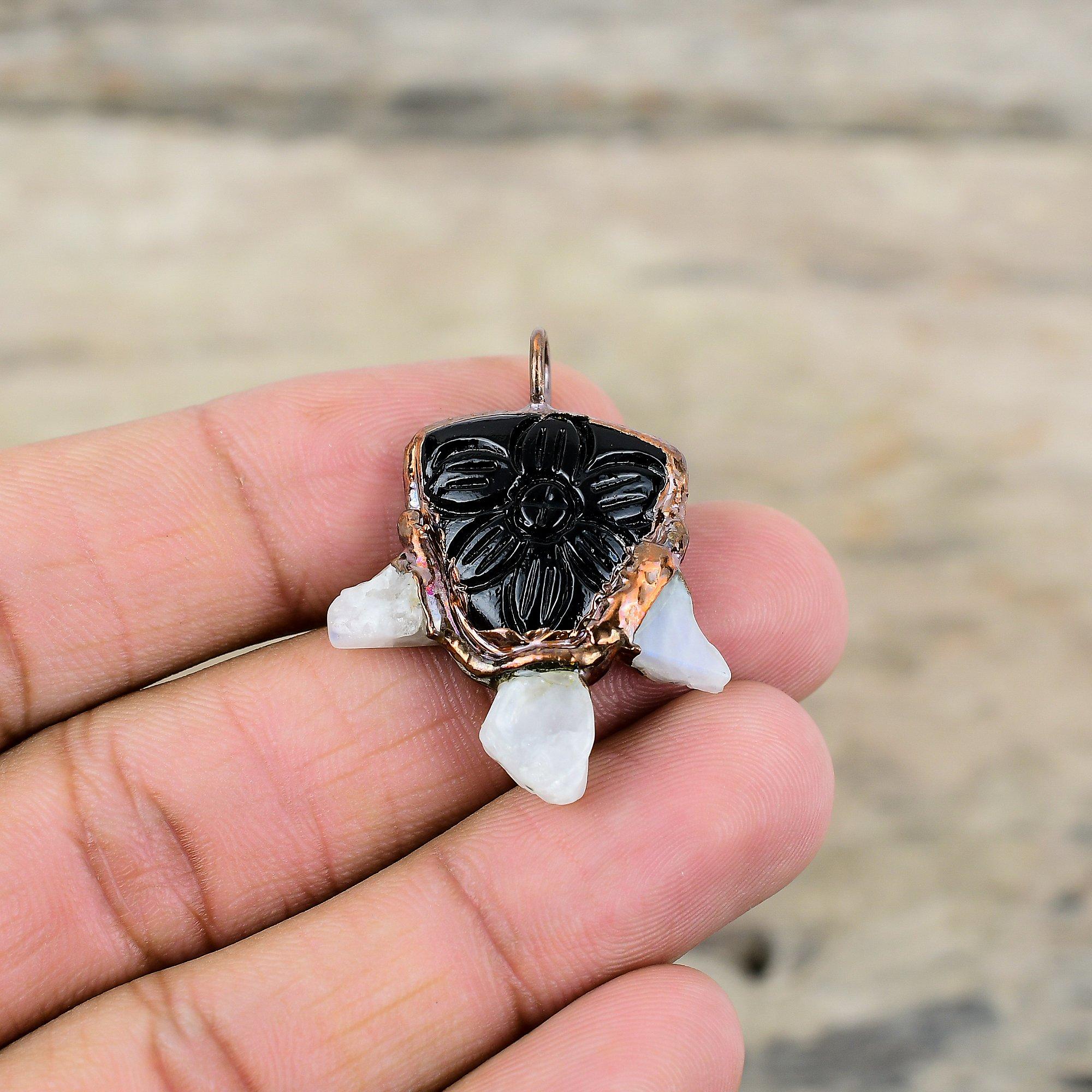 Резной черный оникс с радужным лунным камнем, грубый кулон, медный кулон, изготовленный гальваническим методом, драгоценный камень, ювелирные изделия, изготовленные гальваническим способом, кулон ручной работы для подарка