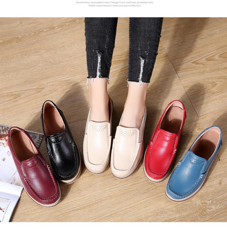 Женские закрытые туфли на танкетке