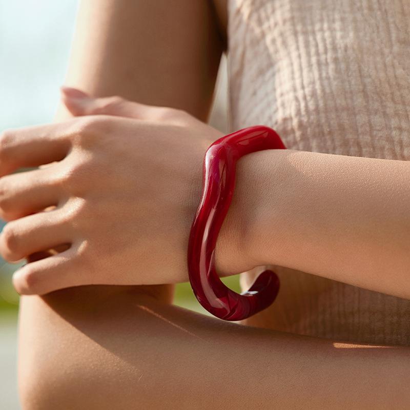 Модные уникальные нерегулярные акриловые браслеты-манжеты для женщин, простая текстура, многоцветный геометрический открытый браслет, женские ювелирные изделия