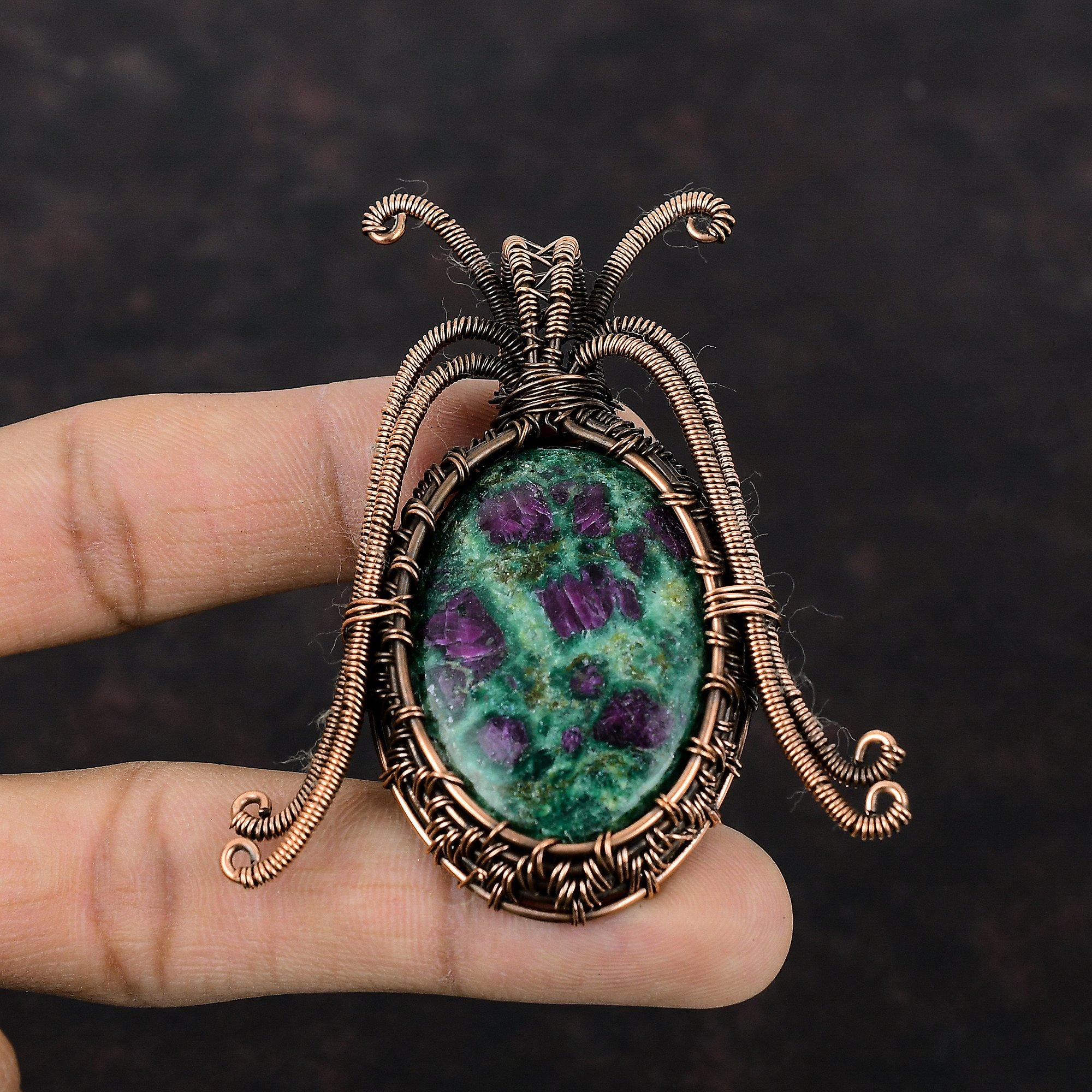 Рубиновый фукситовый кулон Медная проволока Кулон Медные украшения ручной работы Оригинальный кулон с драгоценными камнями Проволочная обмотка Рубиновый фукситовый кулон Ювелирные изделия для подарка