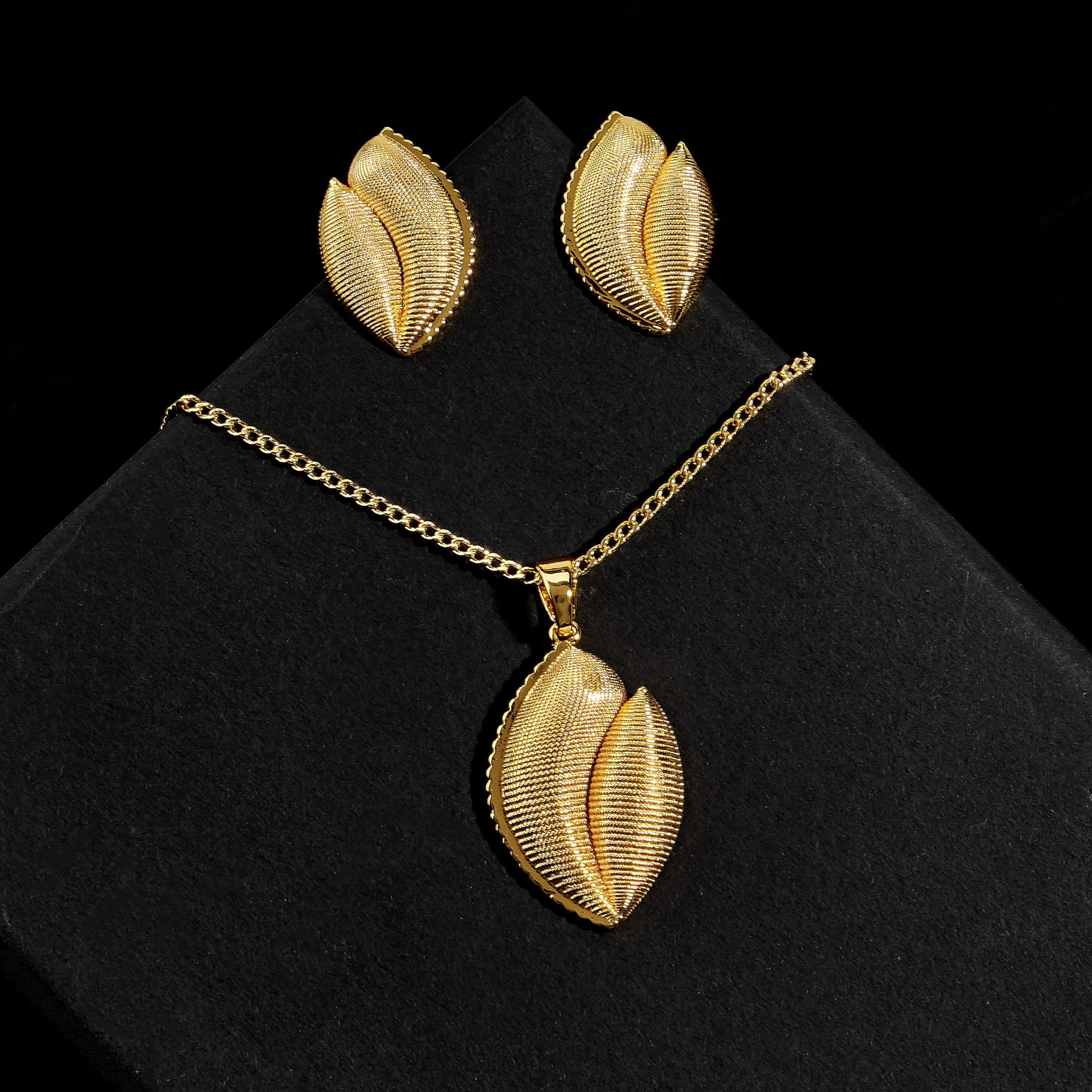 Комплект украшений CMM Golden Leaf, ожерелье, серьги-гвоздики, элегантный текстурированный дизайн, идеально подходящий для повседневной женской одежды для вечеринок