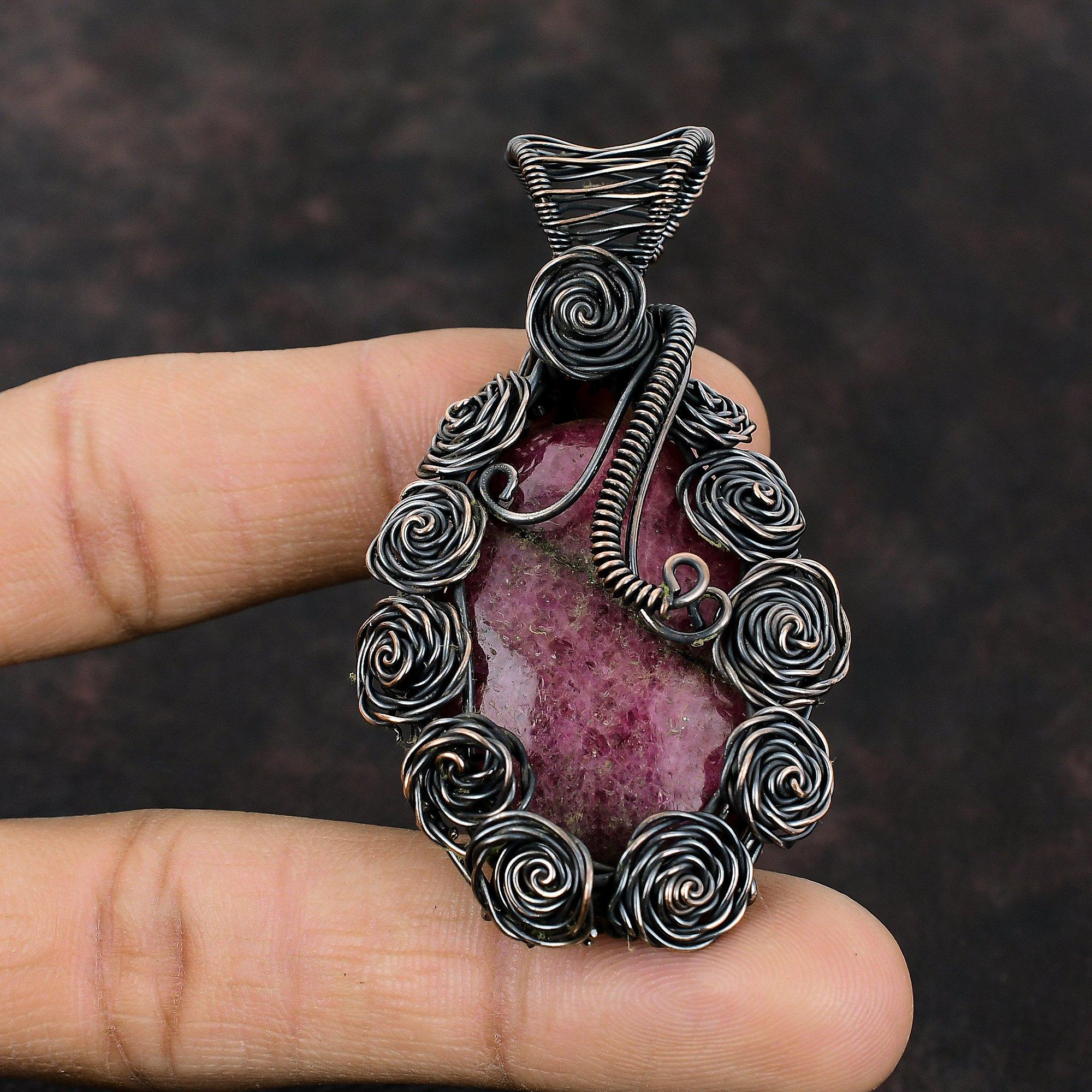 Родонитовый кулон, обернутый медной проволокой, кулон из натурального драгоценного камня, изящное медное украшение, кулон ручной работы, подарок для него, обернутый проволокой, ювелирные изделия