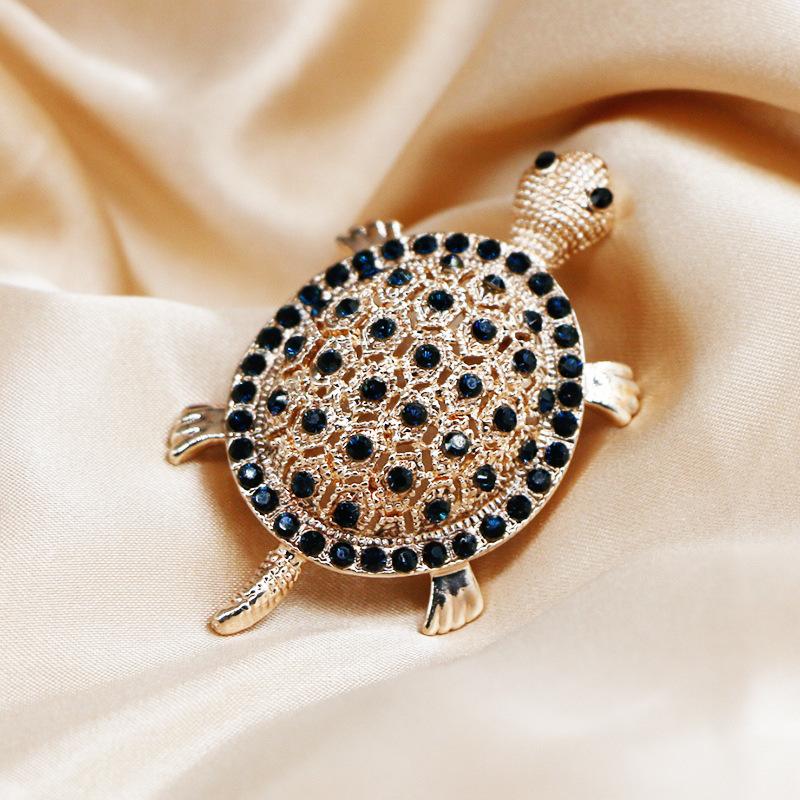 Luxury Delicate Crystal Hollow Turtle Brooches for Women Exquisite Rhinestone Shiny Tortoise Pins Party Sea Animal Jewelry Gifts