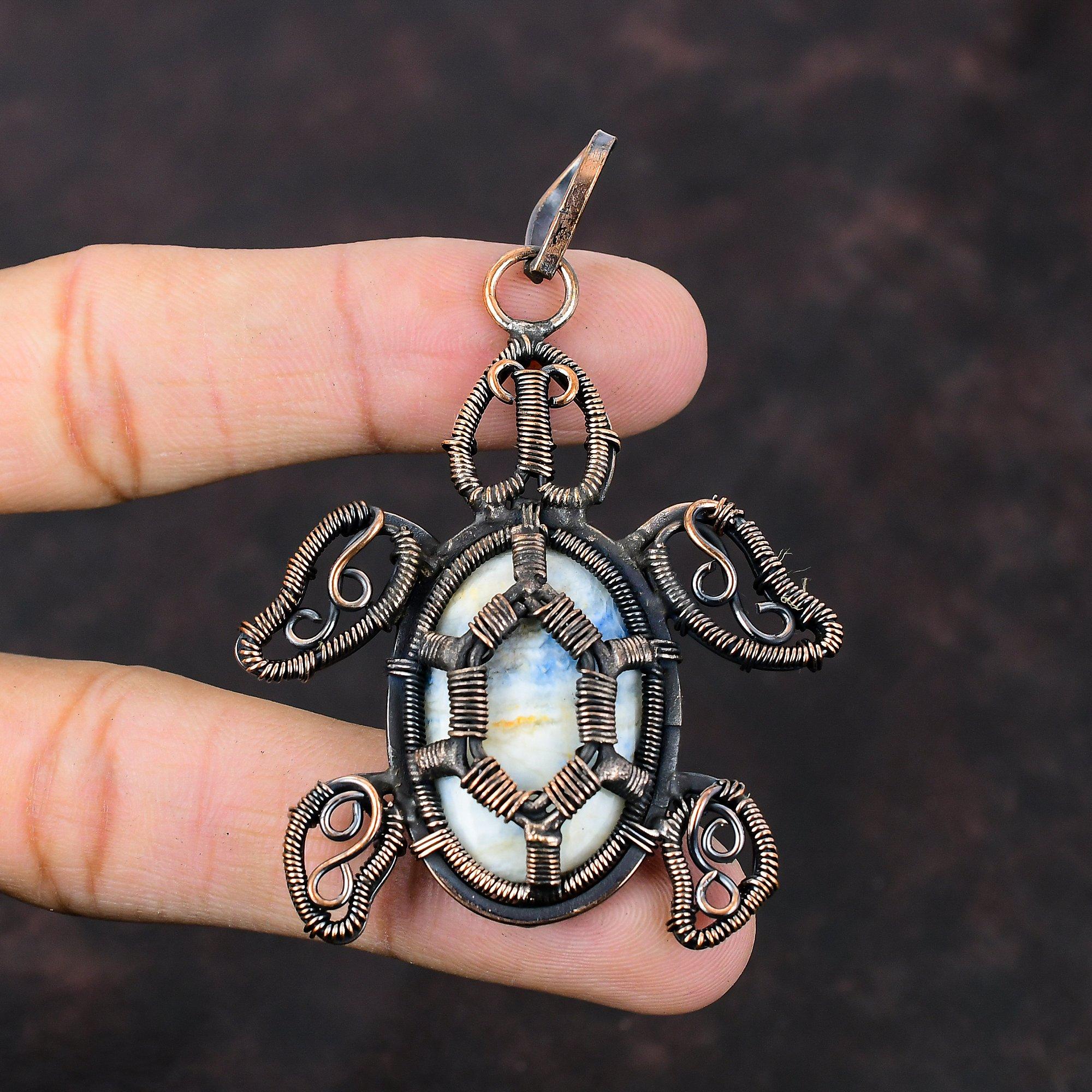 Голубой шеелитовый кулон, обернутый медной проволокой, подвеска в виде черепахи, ювелирное изделие ручной работы, потрясающий кулон с драгоценным камнем, изумительное медное ювелирное изделие, подарок на помолвку