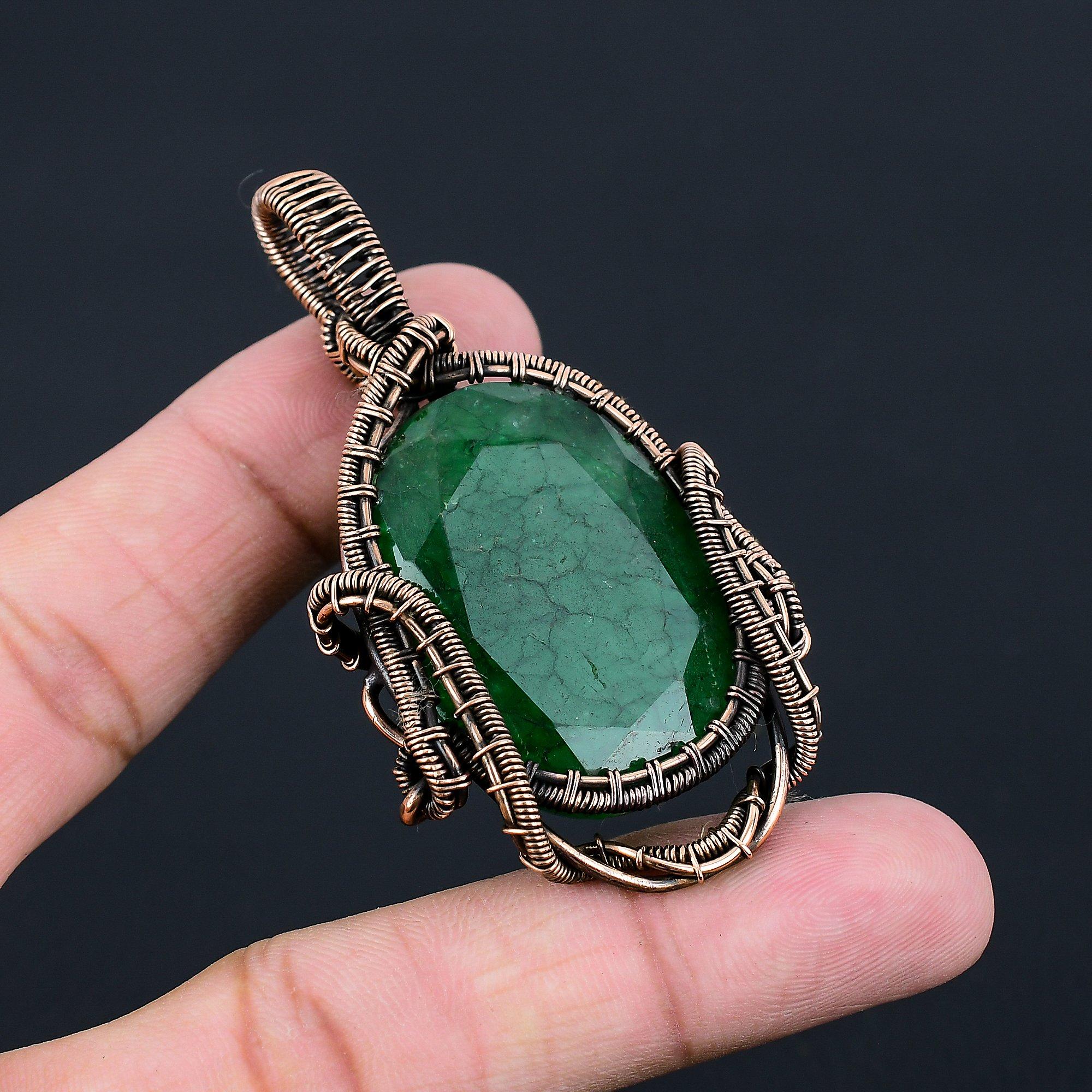 Созданный в лаборатории изумрудный драгоценный камень Чистая медная проволока, обернутая ювелирными изделиями ручной работы