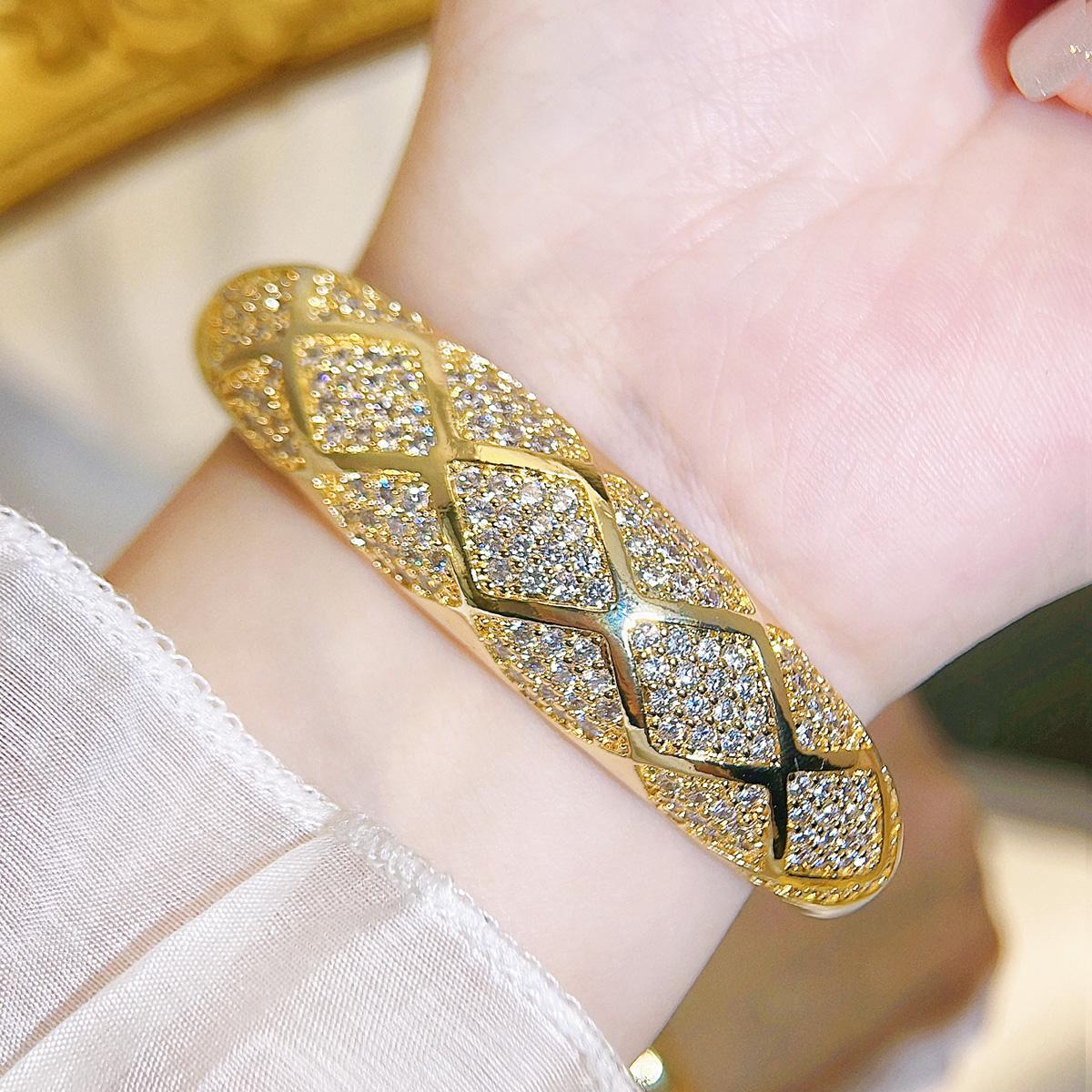 CMM Baroque Style European Retro Italian Brushed Craftsmanship Golden Hollow Ethnic Western Color Zircon Woman Bracelet Bangle
