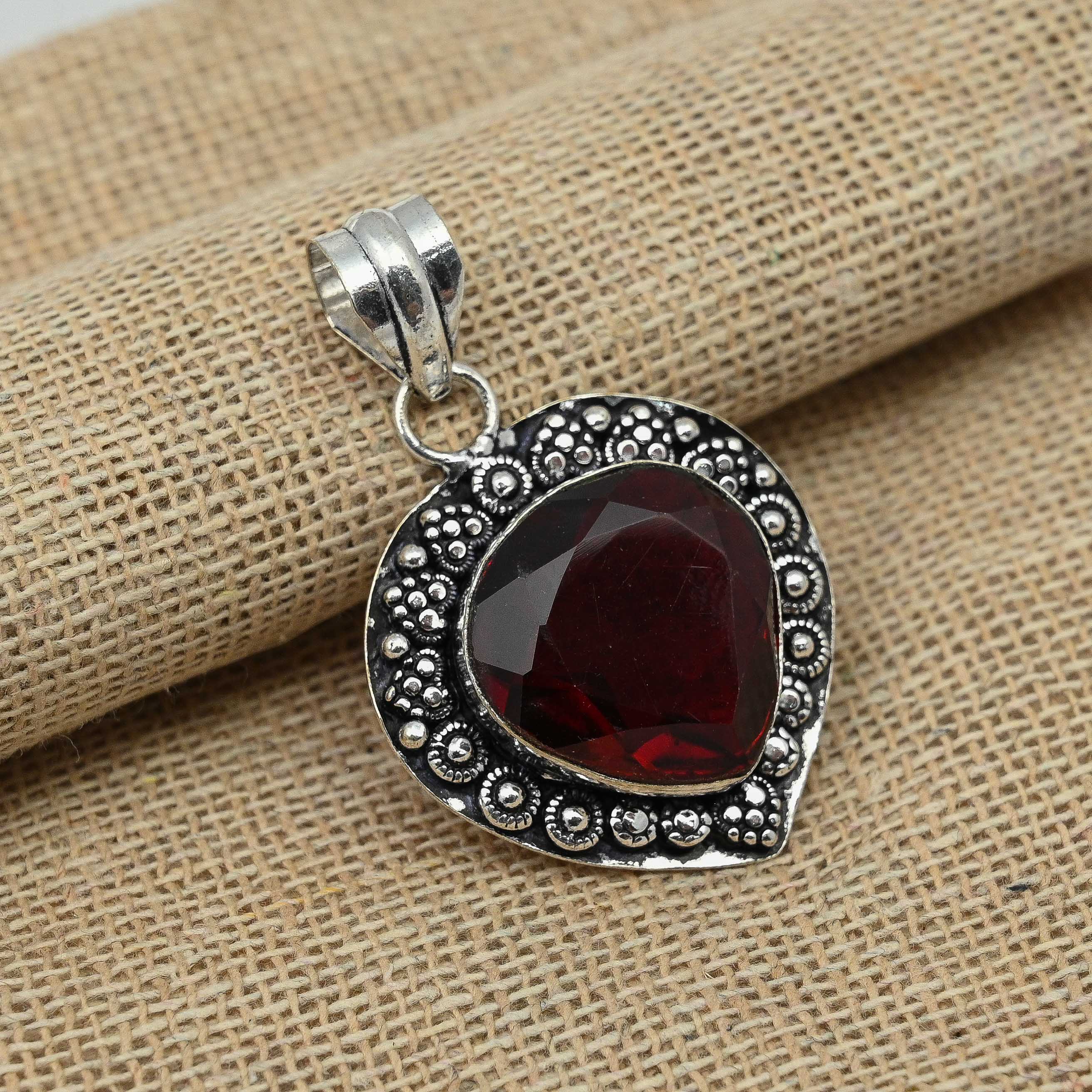 Гранатовый драгоценный камень стерлингового серебра 925 пробы Ювелирные изделия ручной работы Элегантный кулон для нее