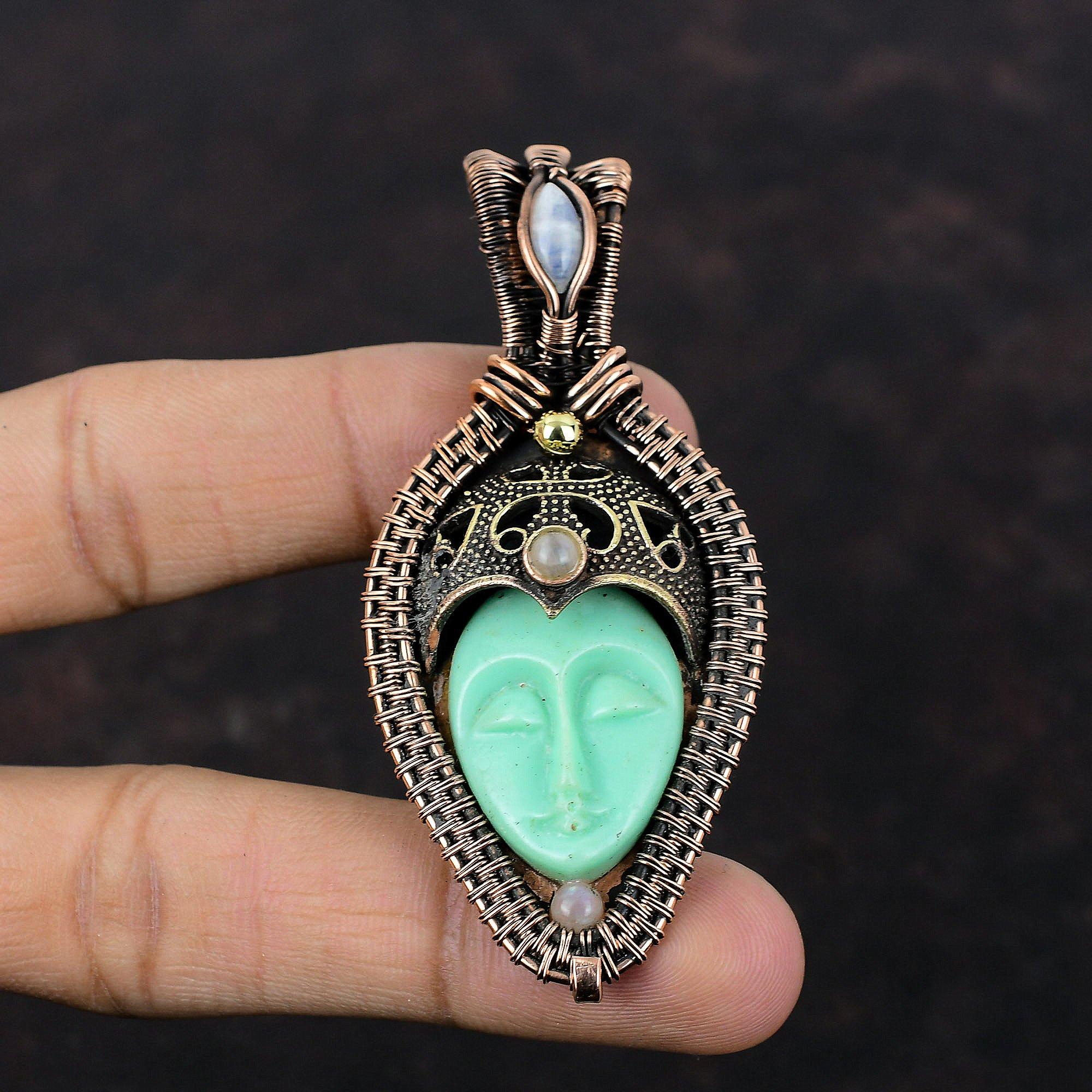 Зеленый резной кулон с лицом из кости, медная проволока, обернутые ювелирные изделия, кулон ручной работы, радужный лунный камень, ювелирный подарок для женщин, медный кулон с драгоценным камнем