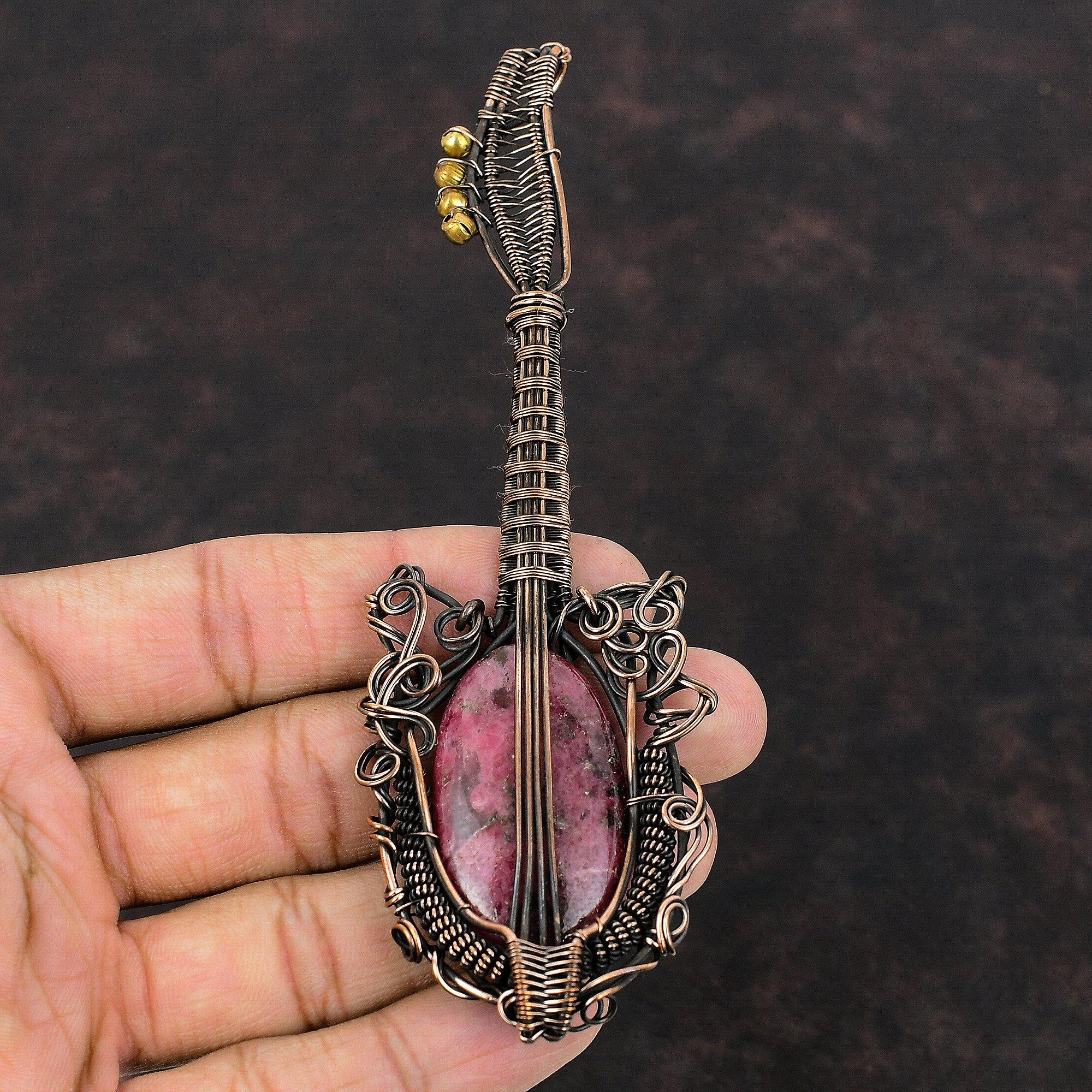 Родонит Медный Кулон Драгоценный камень Кулон, обернутый проволокой Кулон в виде гитары Медные украшения Ручная работа Кулон-обертка Украшения из родонита Подарок для него