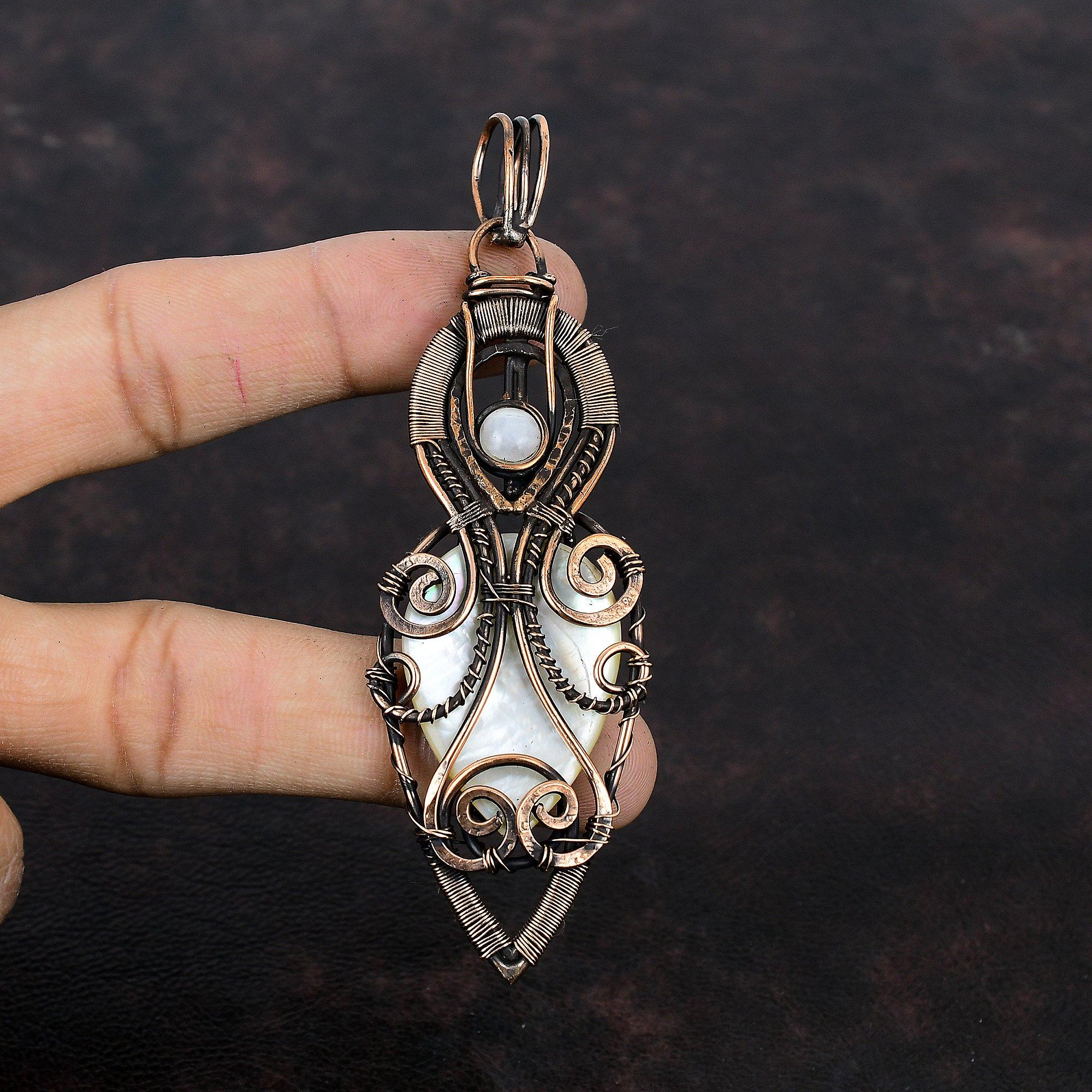 Подвеска из перламутра Медная проволока Обернутая подвеска с драгоценным камнем Ювелирные изделия ручной работы из медной проволоки Подвеска из радужного лунного камня Уникальные украшения для подарка