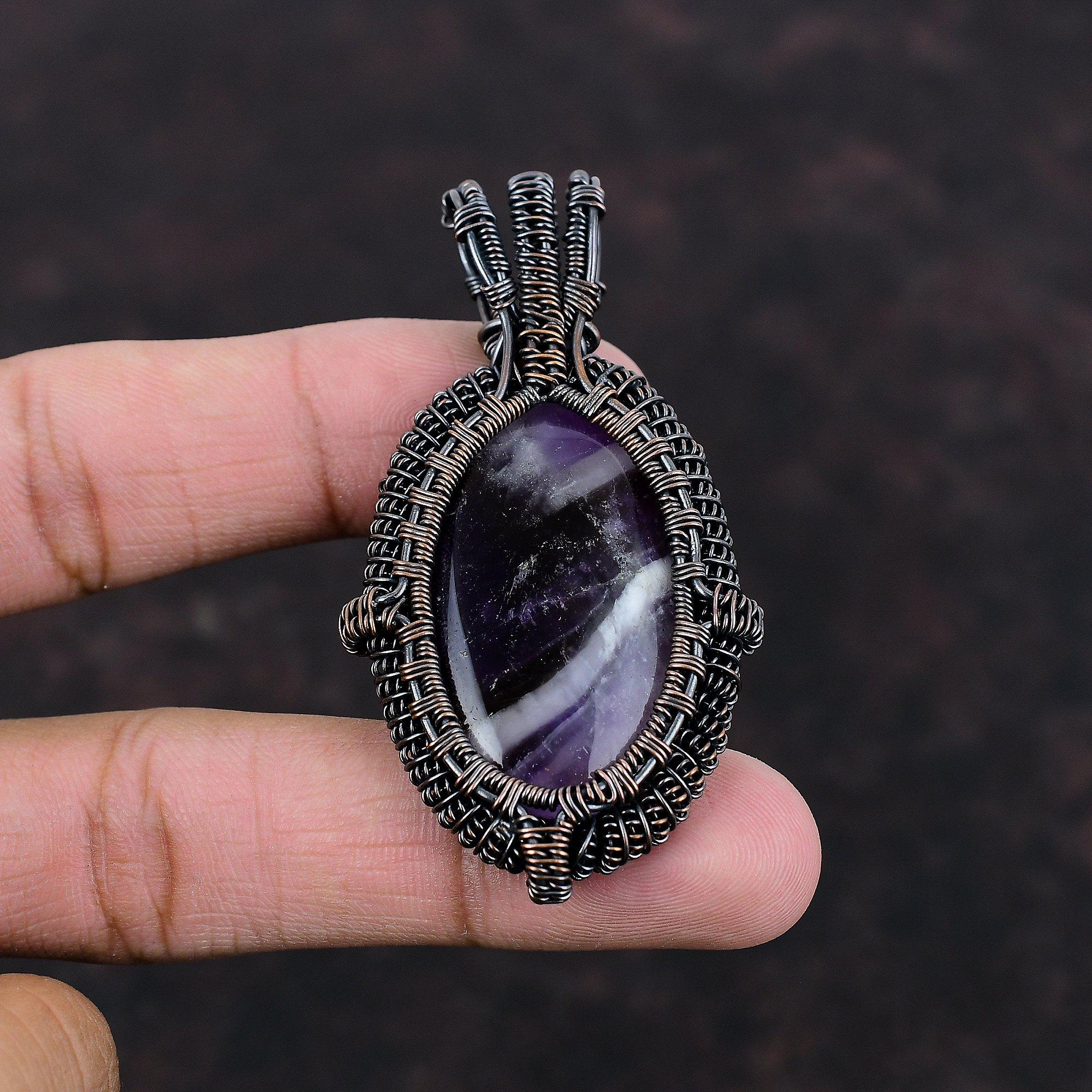 Подвеска с аметистом в виде шеврона, подвеска из медной проволоки, ювелирное изделие с драгоценными камнями, подвеска ручной работы, ювелирное изделие из медной проволоки, уникальный кулон в подарок для него