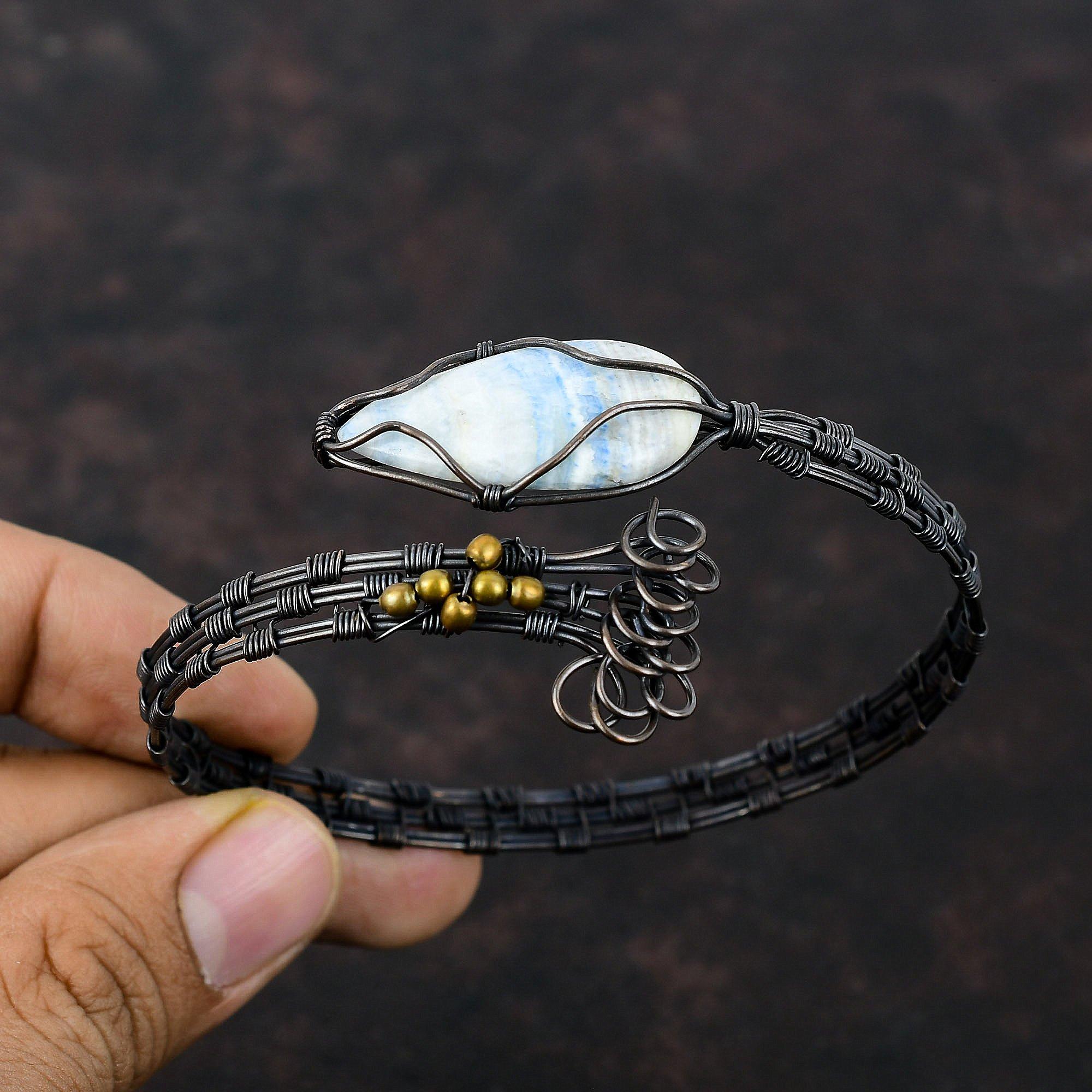 Синий шеелит драгоценный камень браслет манжета обмотанный медной проволокой регулируемый браслет обмотанный медной проволокой ювелирные изделия ручной работы браслет подарок для нее