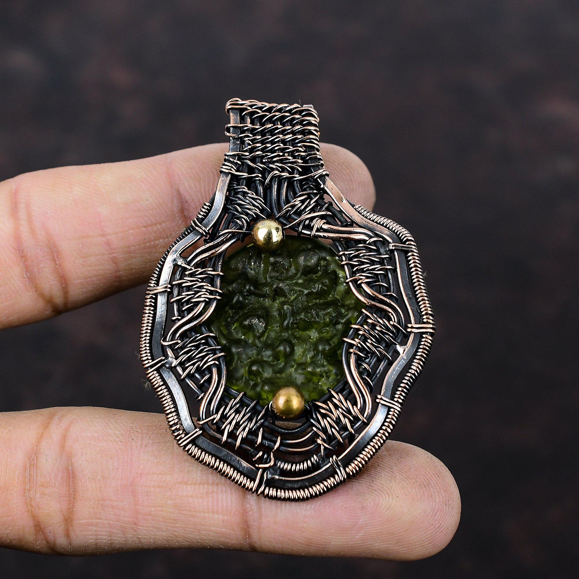 Подвеска с молдавитом, обернутая медной проволокой, подвеска ручной работы, украшение из натурального драгоценного камня, подарок для мамы, украшение из медной проволоки, дизайнерская подвеска