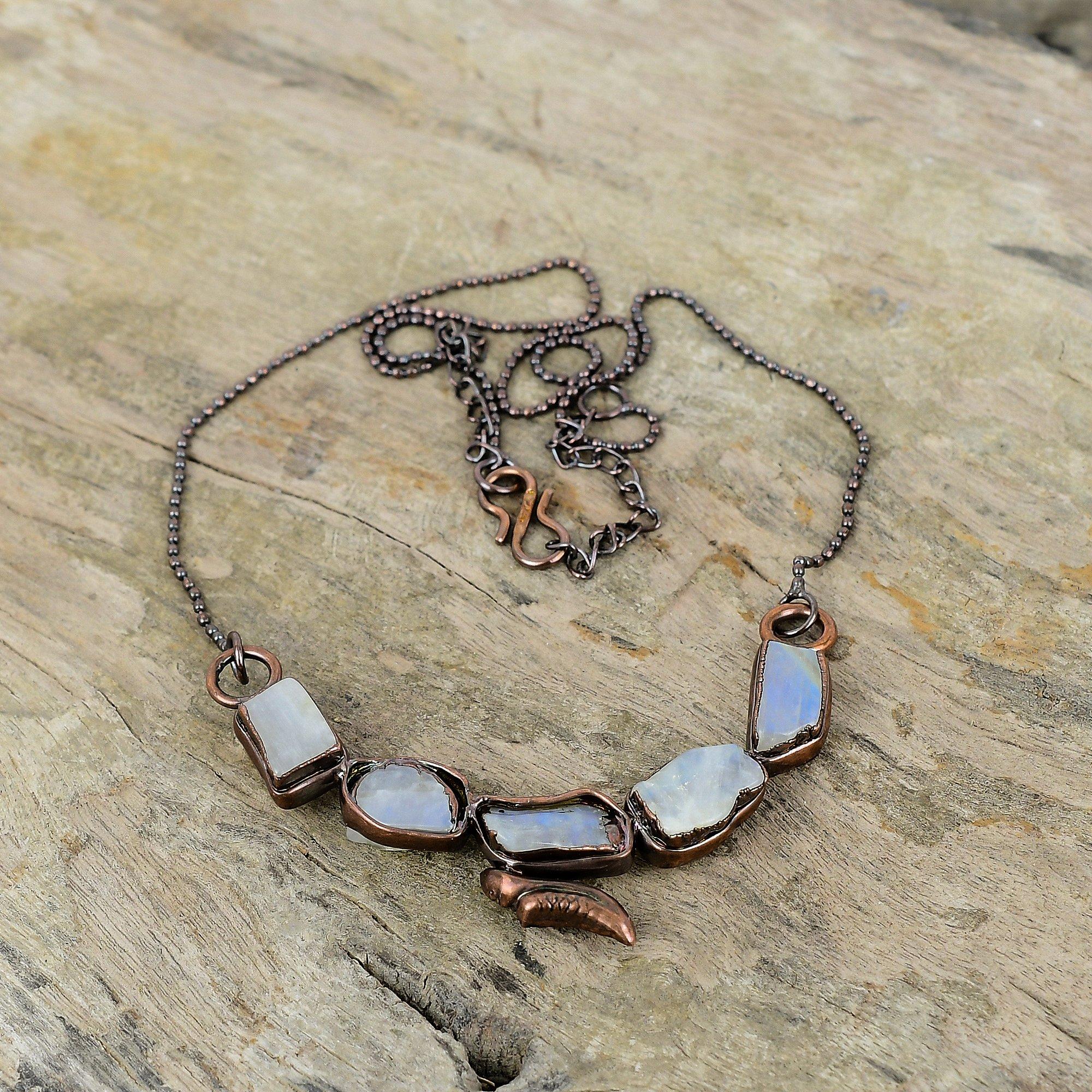 Радужный лунный камень грубое ожерелье электроформованное медное ожерелье регулируемое цепочное ожерелье ювелирные изделия ручной работы электроформованные драгоценные камни ожерелья