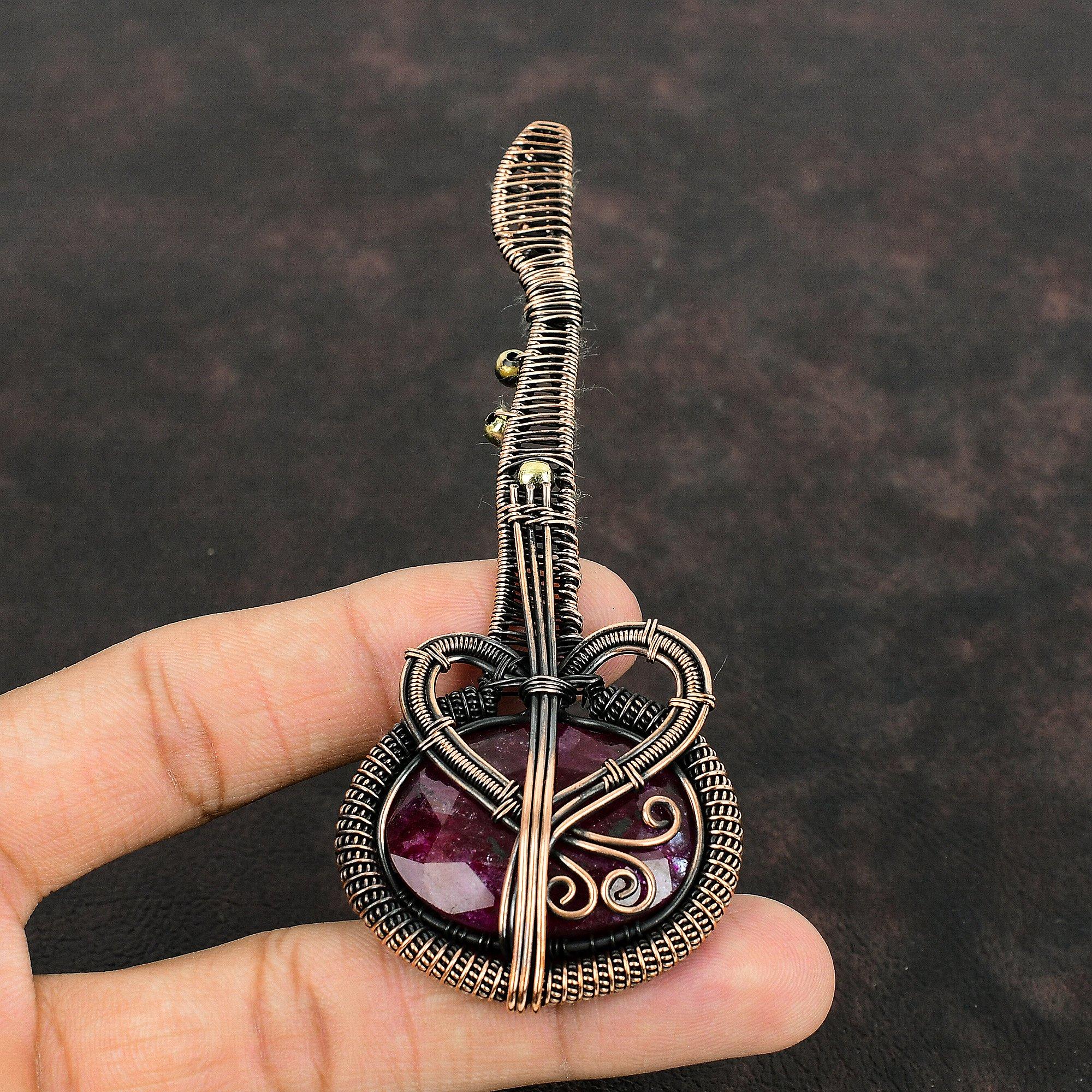 Кулон с ограненным драгоценным камнем Кашмирский рубин, обернутый медной проволокой, подвеска в виде гитары, медные украшения ручной работы, музыкальный инструмент, ювелирные изделия для подарка