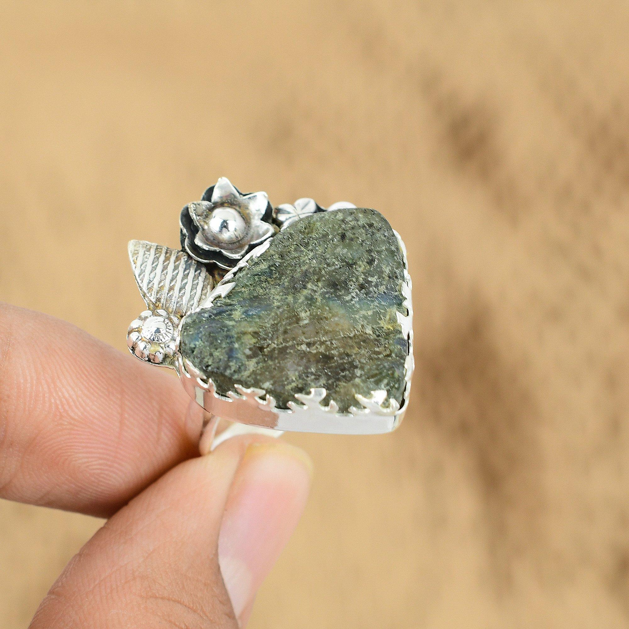 Распродажа ко Дню матери Кольцо-обещание с необработанным лабрадоритом в форме цветка из стерлингового серебра
