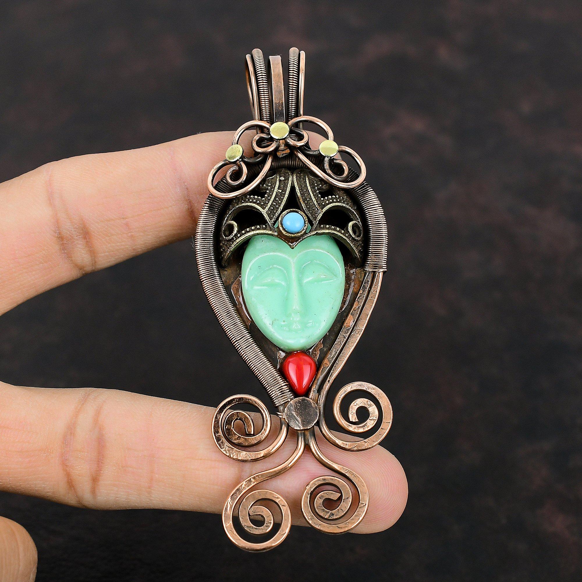 Зеленый резной костяной кулон-лицо с драгоценным камнем Медный кулон, обмотанный проволокой Кулон из итальянского коралла и бирюзы Изящные медные украшения Ручной работы