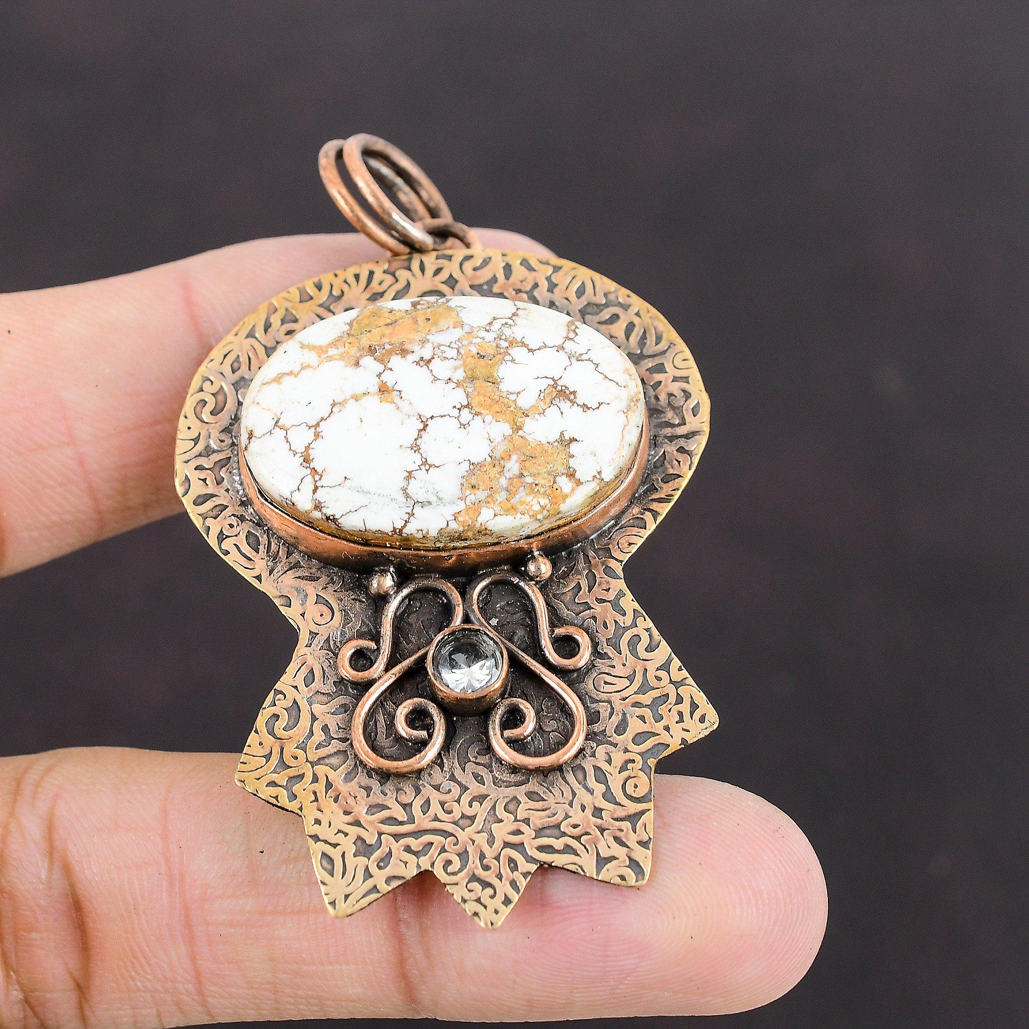 Подвеска из магнезита с дикой лошадью. Кулон с белым топазом. Медный кулон. Ювелирные изделия из драгоценных камней. Кулон ручной работы. Медные украшения. Дизайнерский кулон для подарка.