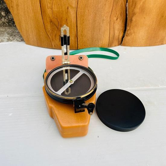 Античный винтажный призматический компас из алюминия, латунный корпус с регулируемой по высоте треногой Уникальная работа
