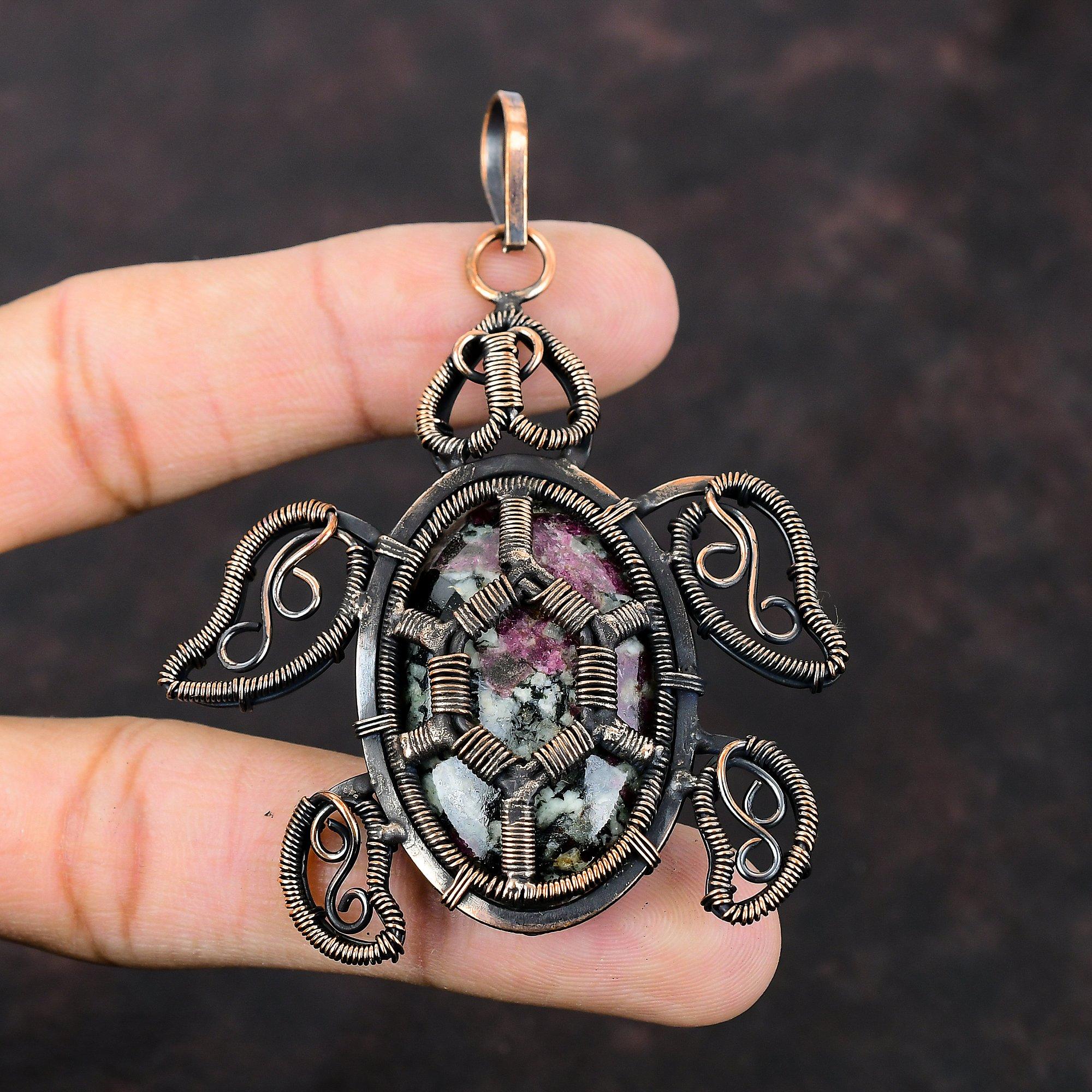 Эвдиалит Медный Кулон Украшения из Медной Проволоки Ручной Работы Кулон с Драгоценным Камнем Украшения из Эвдиалита Кулон в Виде Черепахи Кулон из Проволоки Для Подарка