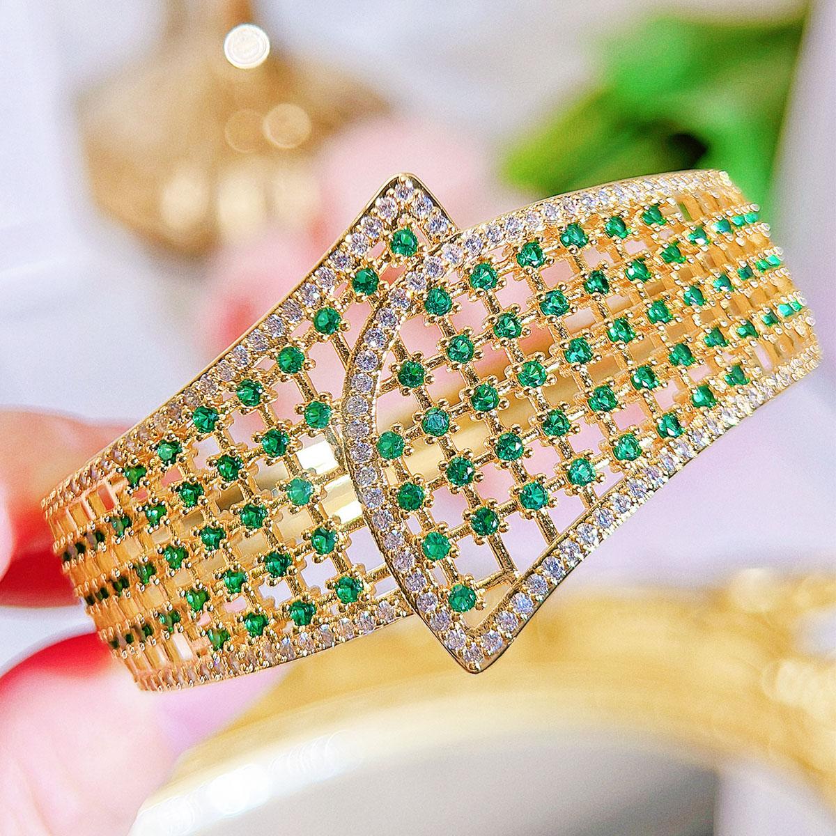 CMM Dubai Golden Retro Emerald Color Zirconia Hollow Large Wide Bangle Bracelet Womens Party Aristractic Hand Jewelry Accessories