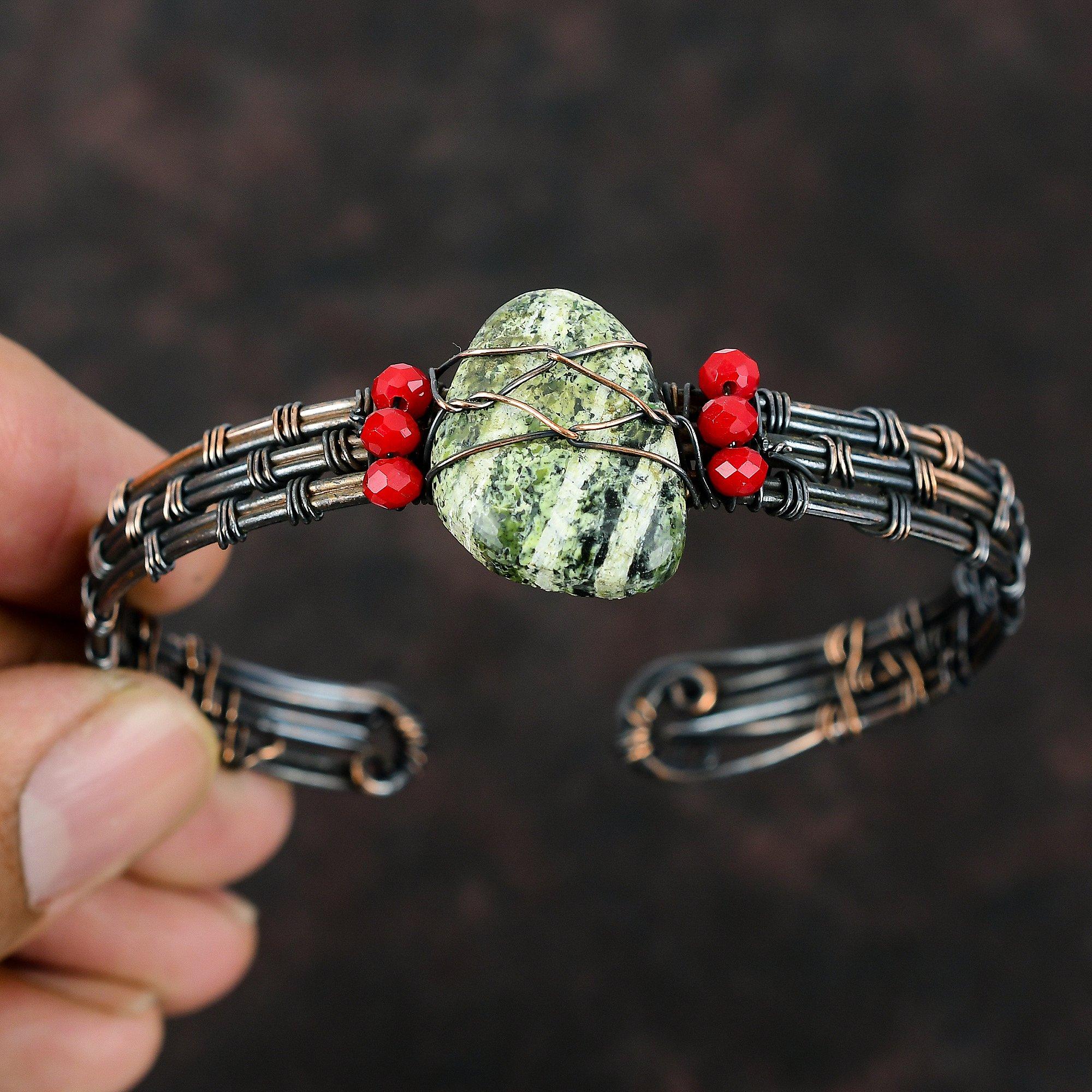 Браслет-манжета из зеленого швейцарского опала Красные коралловые бусины Манжеты из медной проволоки Ювелирные изделия из камня Регулируемые манжеты Браслет ручной работы Браслет из проволочной обмотки