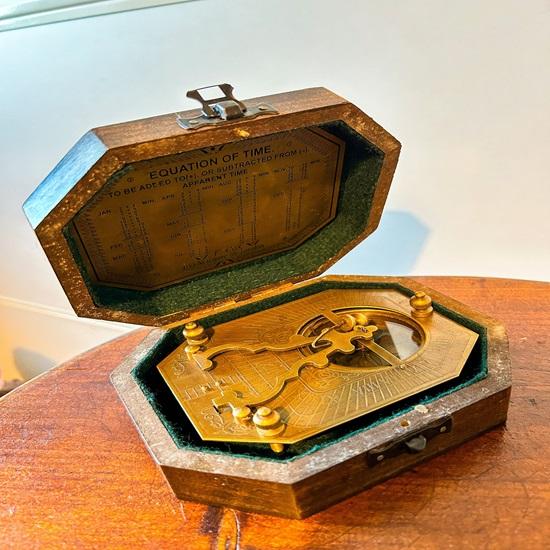 Компас для солнечных часов в викторианском морском стиле в деревянной коробке