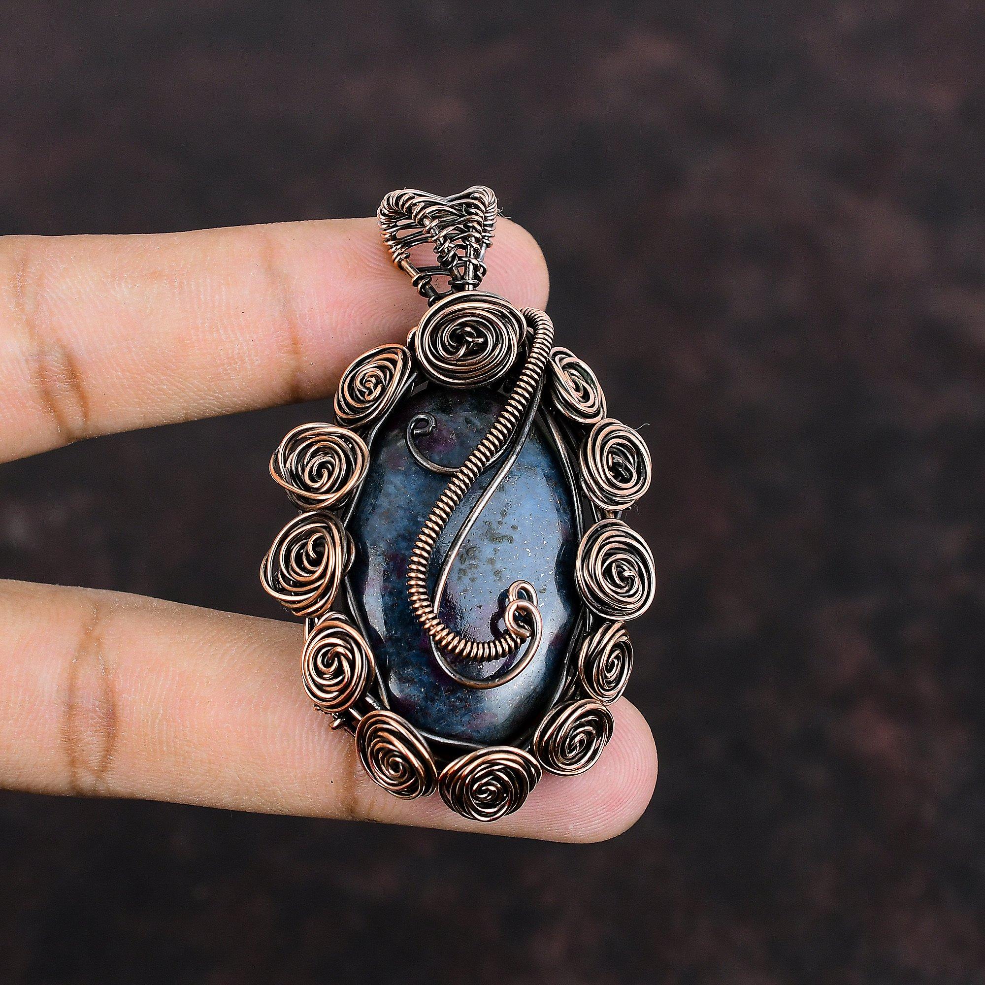 Рубин в синем кианите медный кулон с проволочной обмоткой кулон из меди ювелирные изделия ручной работы драгоценный камень кулон с проволочной обмоткой ювелирные изделия для подарка лечебный камень