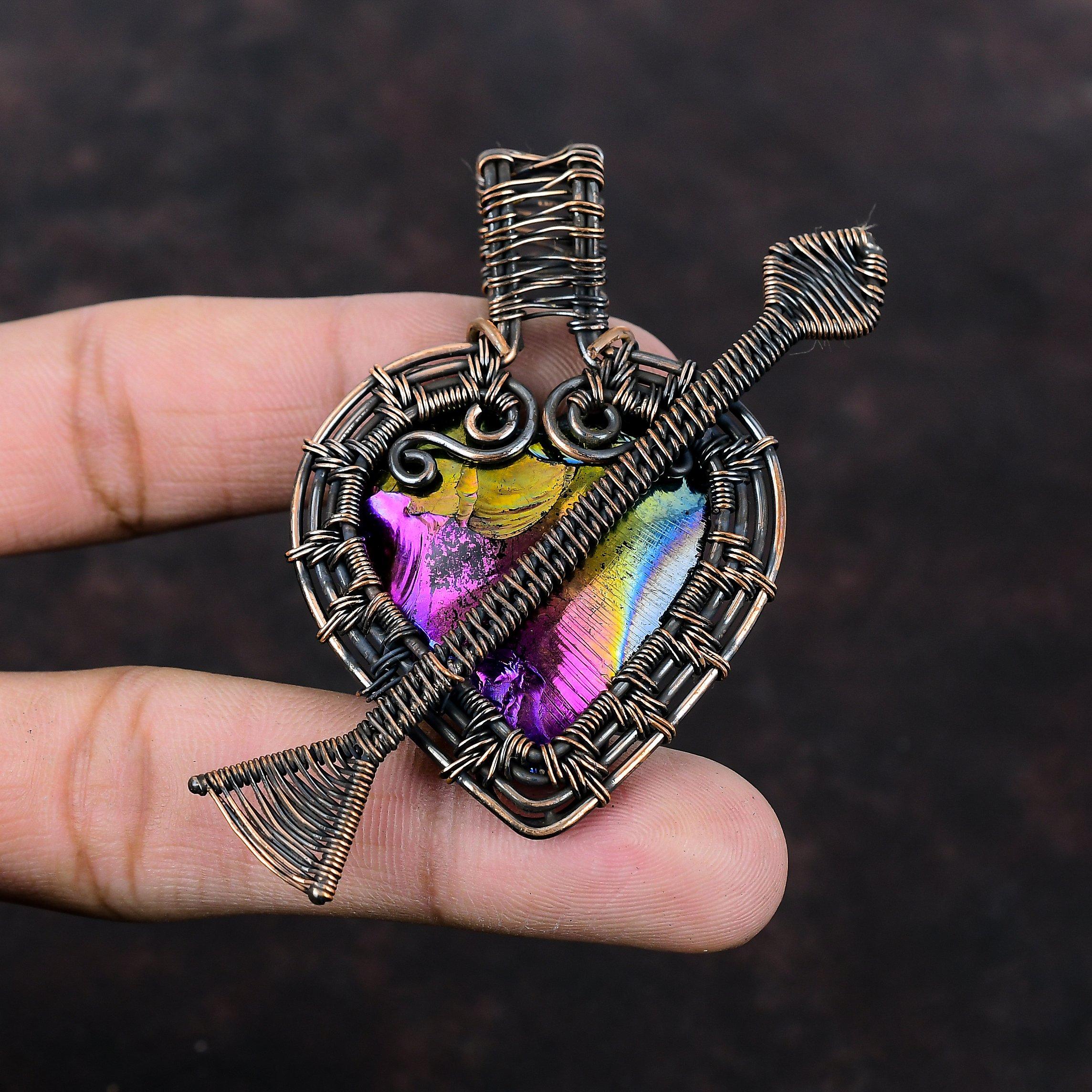 Титановый кулон "Друзы", кулон в медной проволоке, уникальный кулон с драгоценным камнем, медная проволока ручной работы, ювелирный подарок для него, кулон в форме сердца и стрелы