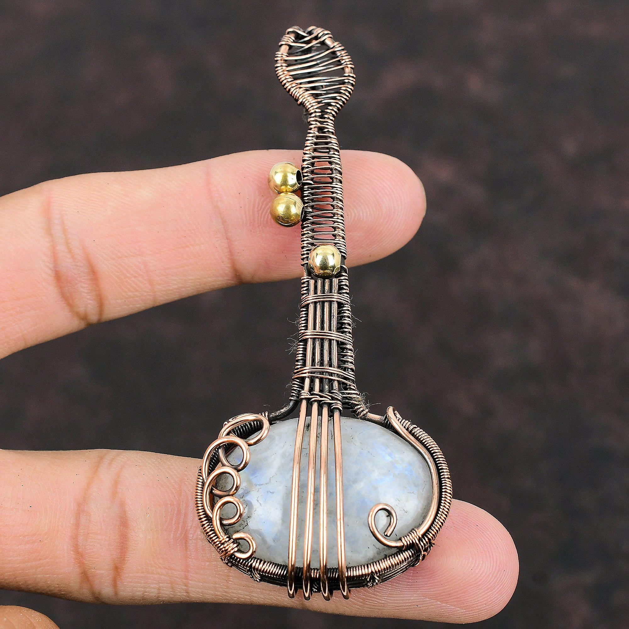 Подвеска из радужного лунного камня, подвеска из медной проволоки, подвеска из драгоценного камня, музыкальный инструмент, ювелирное изделие ручной работы, кулон в подарок для нее, подвеска в виде гитары