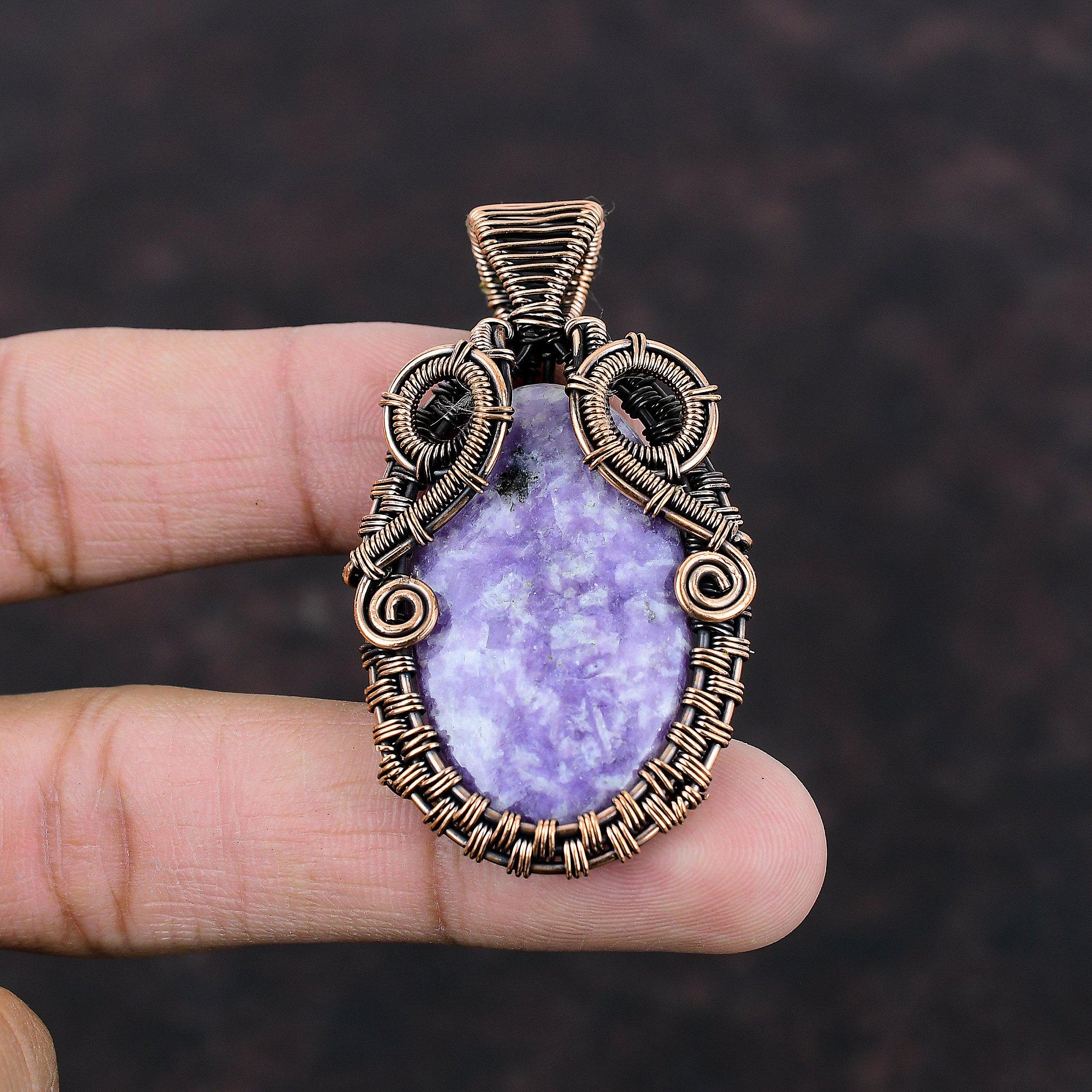 Кулон из лепидолита, кулон, обернутый медной проволокой, украшения из меди и лепидолита, стильный кулон, подарок для него, украшения из проволоки, кулон ручной работы
