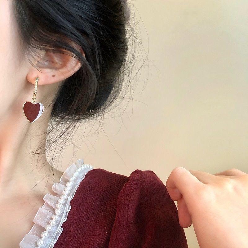 Дизайнерские серьги-капли с красным сердцем, женские металлические серьги золотого цвета, висячие металлические серьги для свадебной вечеринки, ювелирные изделия