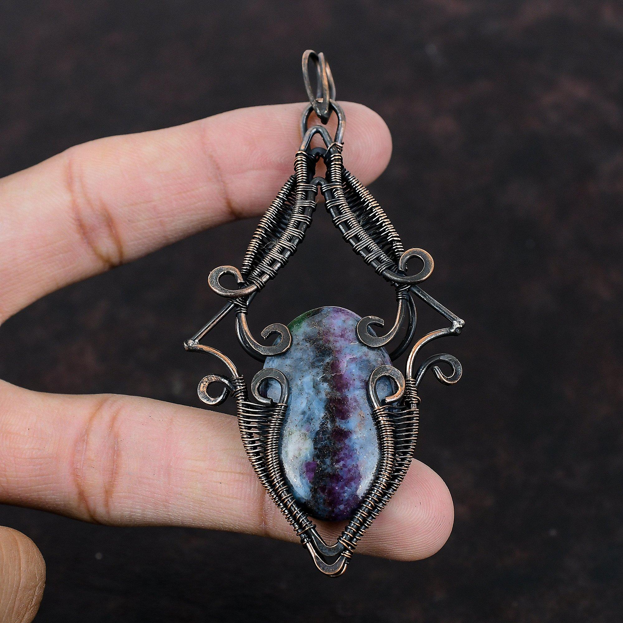 Рубиновый синий кианитовый кулон, обернутый медной проволокой, кулон, элегантные ювелирные изделия ручной работы, новейший дизайн, кулон, подарок для нее, ювелирные изделия из меди с драгоценными камнями