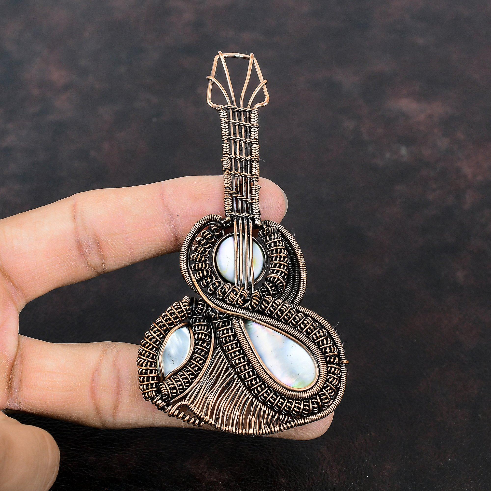 Кулон из перламутра, кулон, обернутый медной проволокой, кулон с драгоценным камнем в виде гитары, медные украшения, кулон ручной работы, свадебный подарок, украшения из проволоки