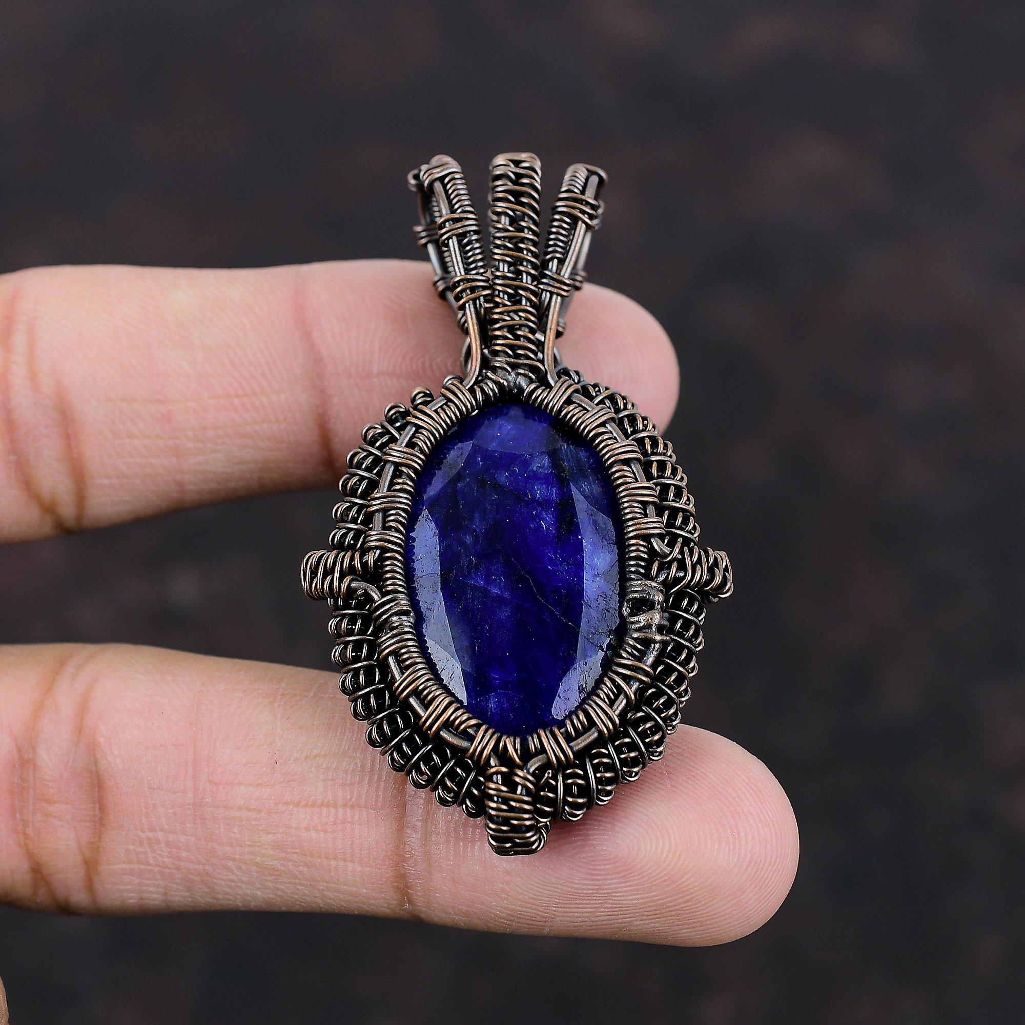 Кулон с граненым синим сапфиром, медная проволока, ювелирные изделия, кулон ручной работы, медный кулон с драгоценным камнем, подарок на годовщину, кулон, завернутый в проволоку