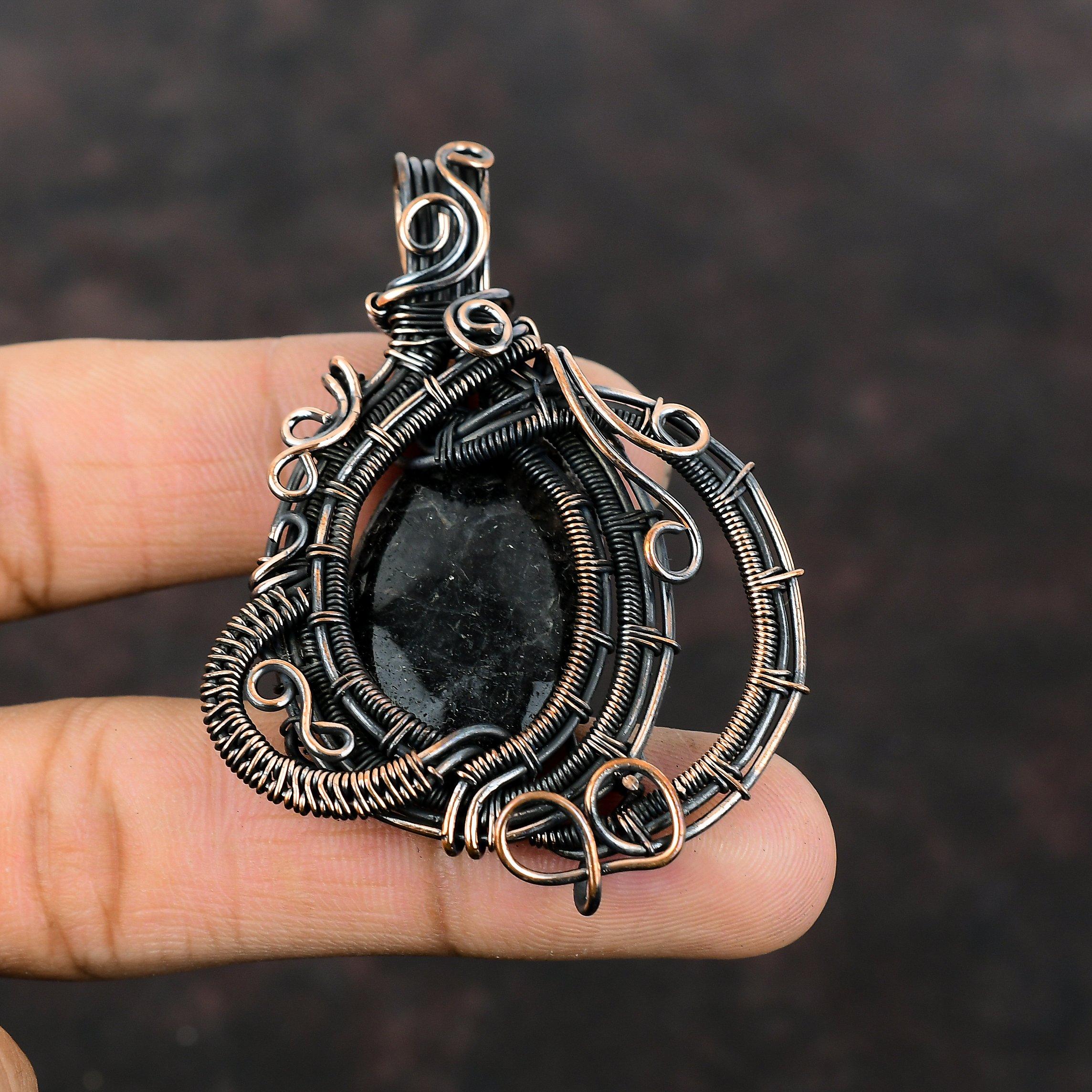 Черный кулон с рутилом Кулон из медной проволоки Кулон из настоящего драгоценного камня Ювелирные изделия с черным рутилом Кулон ручной работы Медные украшения Подарок на годовщину