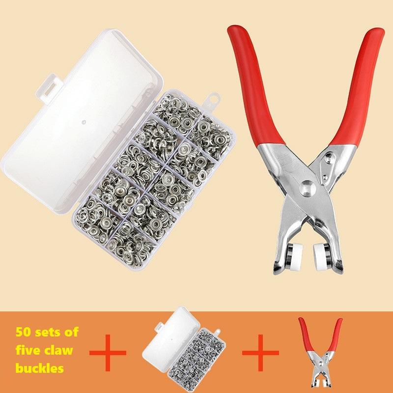 Металлические плоскогубцы для потайных пуговиц на одежде.